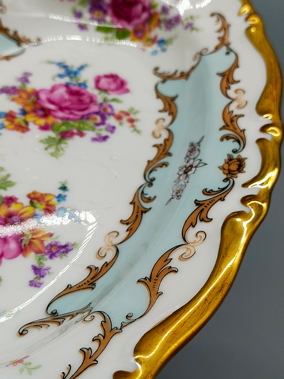 Elegante T. Limoges Porzellanschale – Handbemaltes Design mit Goldrand