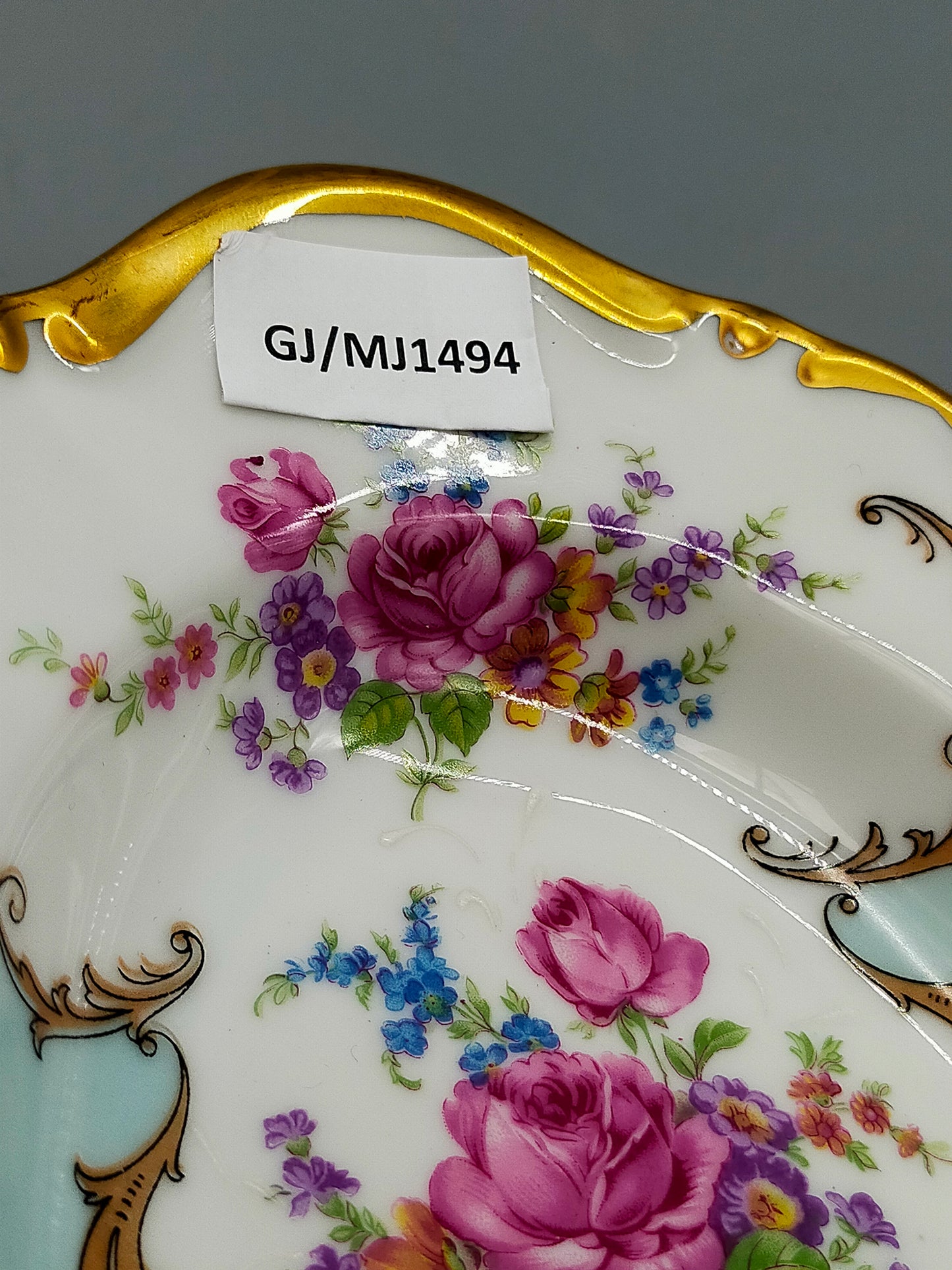 Elegante T. Limoges Porzellanschale – Handbemaltes Design mit Goldrand