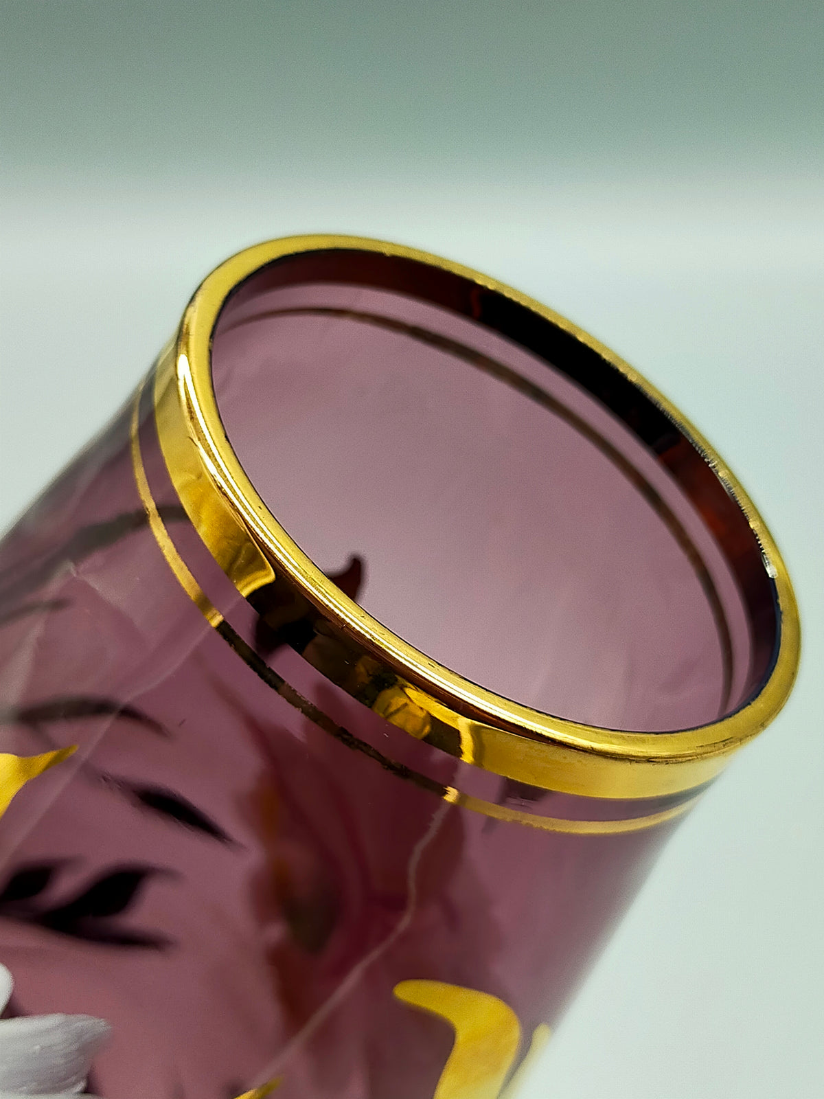 Elegante Vintage Glasvase – Violett mit Handbemalung & Goldrand