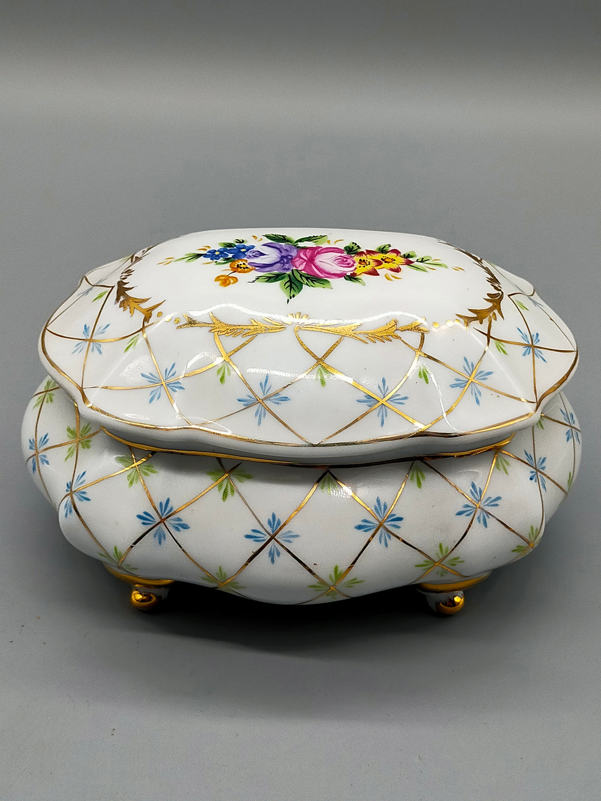 Handbemalte MO Porzellan Dose mit Goldstaffierung und Blumenmotiv