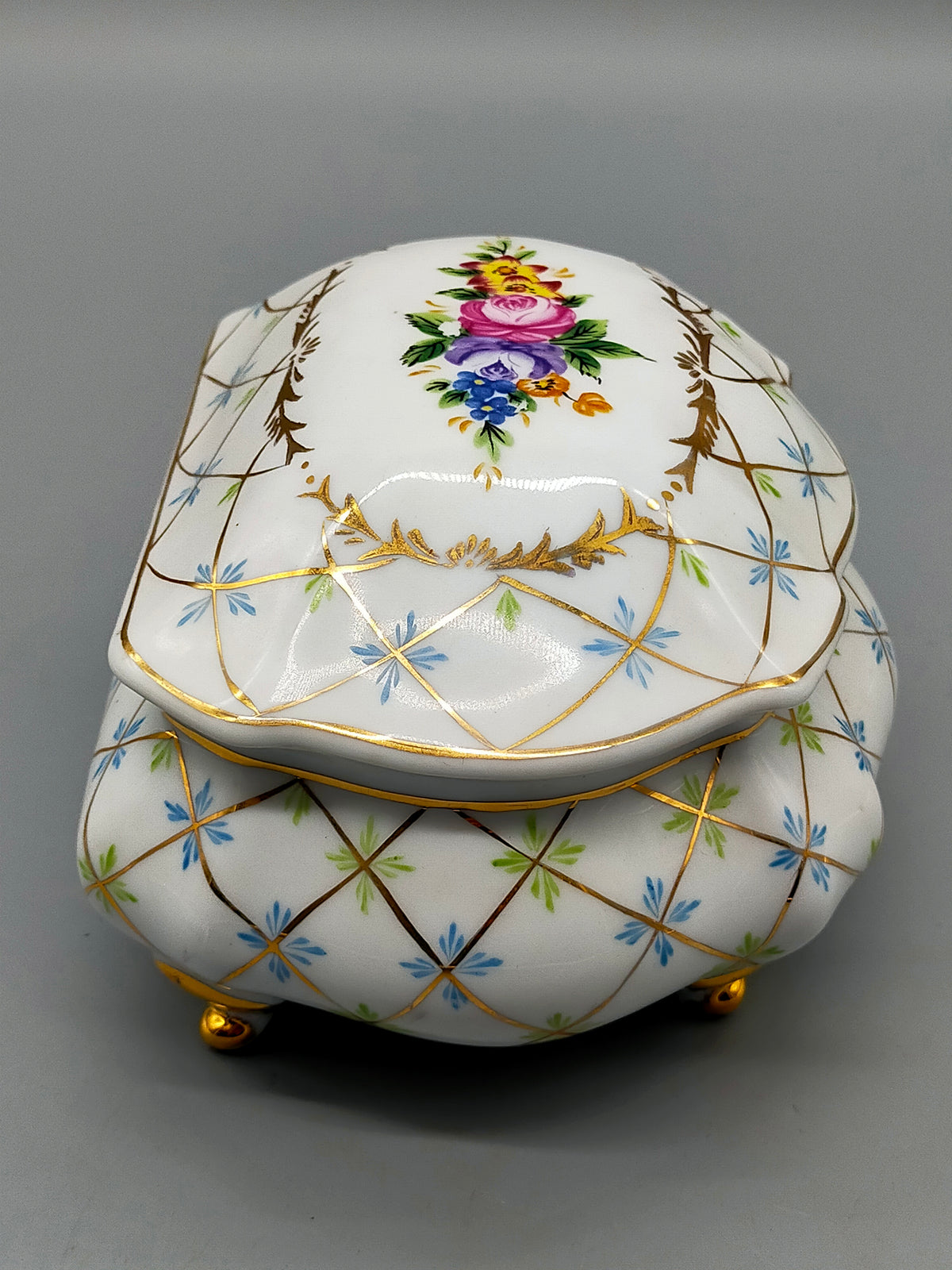 Handbemalte MO Porzellan Dose mit Goldstaffierung und Blumenmotiv