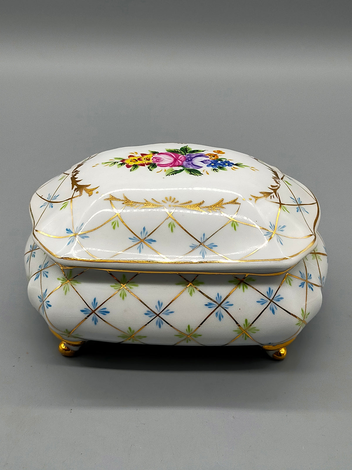 Handbemalte MO Porzellan Dose mit Goldstaffierung und Blumenmotiv