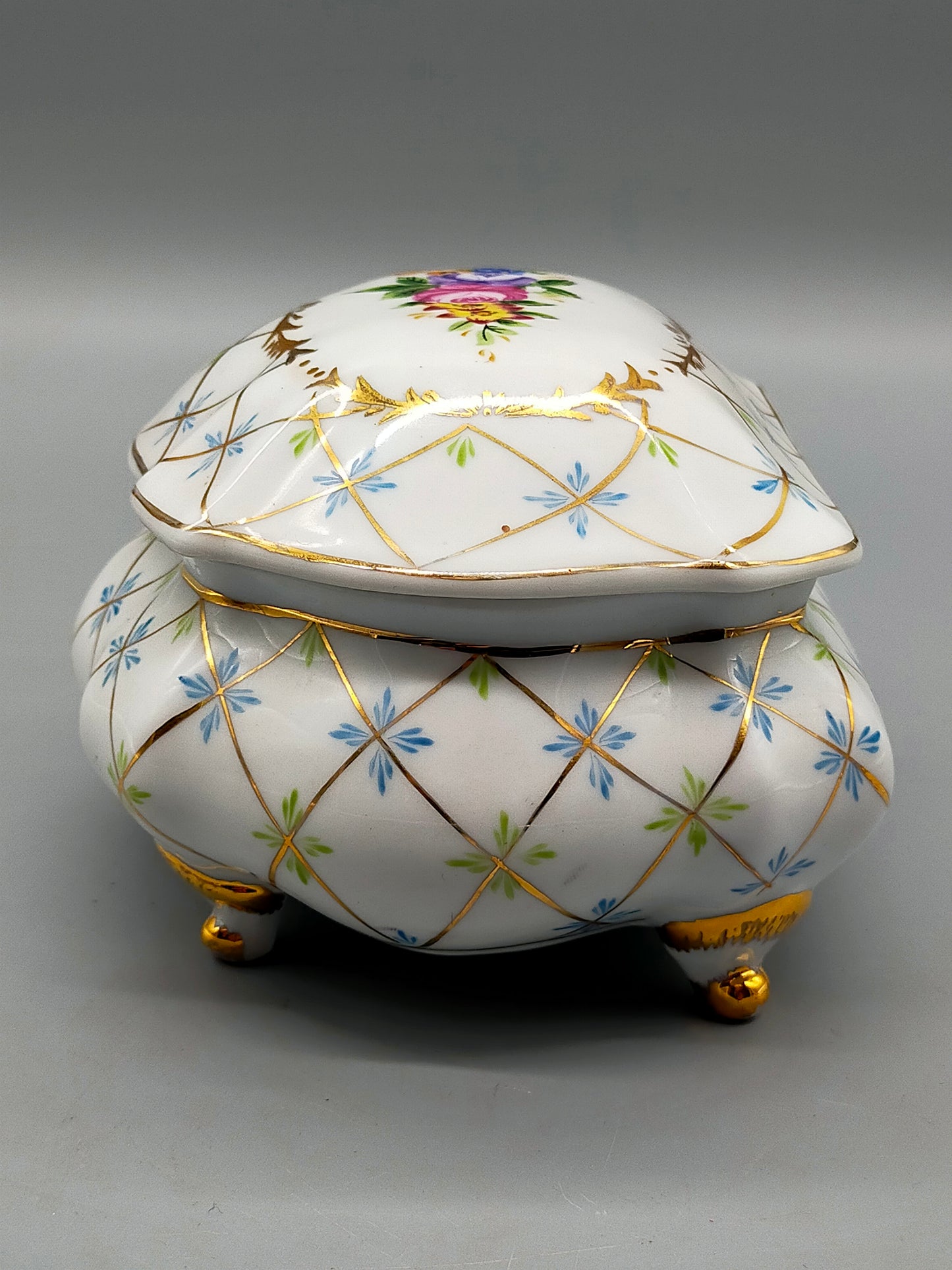 Handbemalte MO Porzellan Dose mit Goldstaffierung und Blumenmotiv