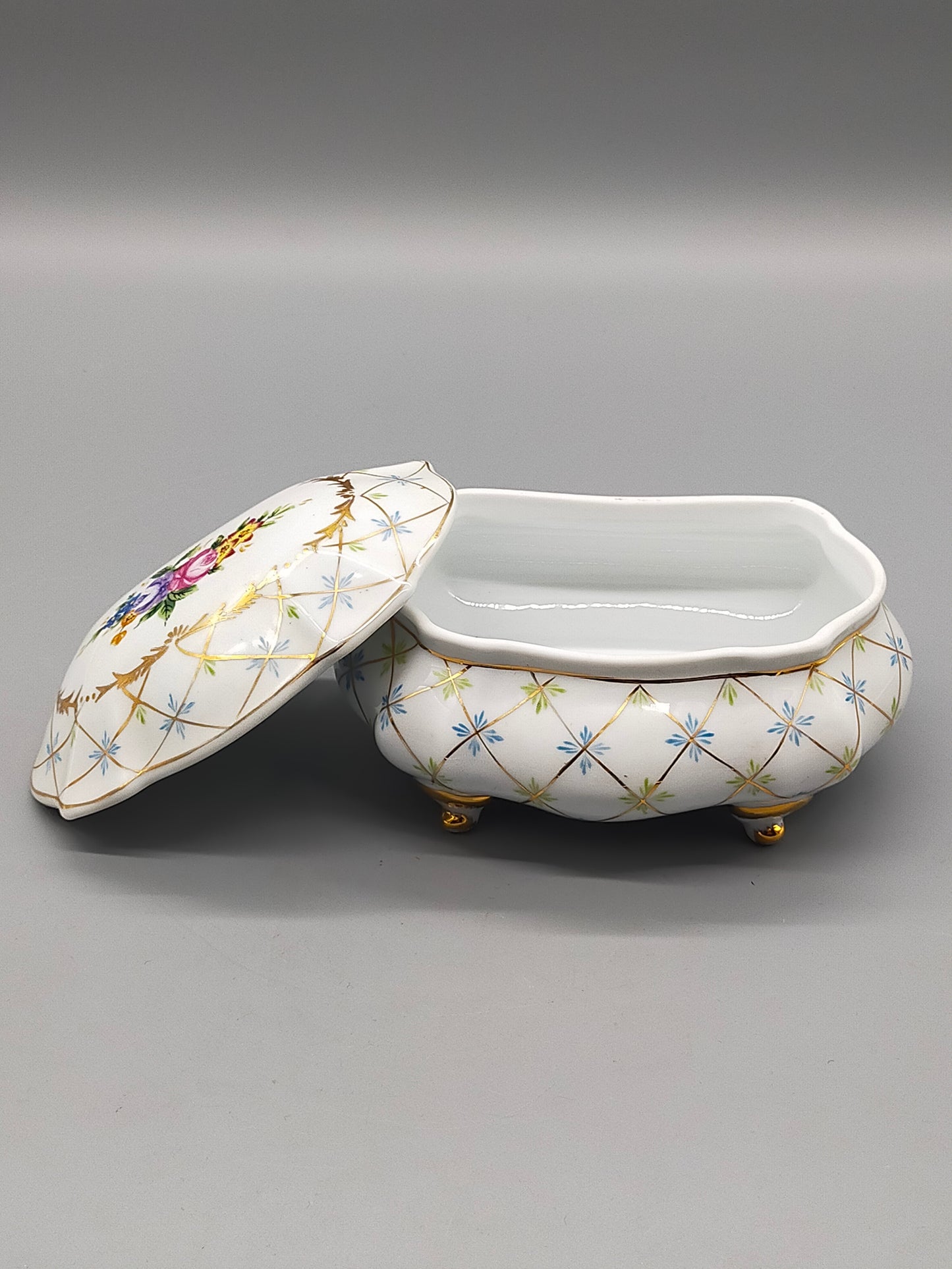 Handbemalte MO Porzellan Dose mit Goldstaffierung und Blumenmotiv