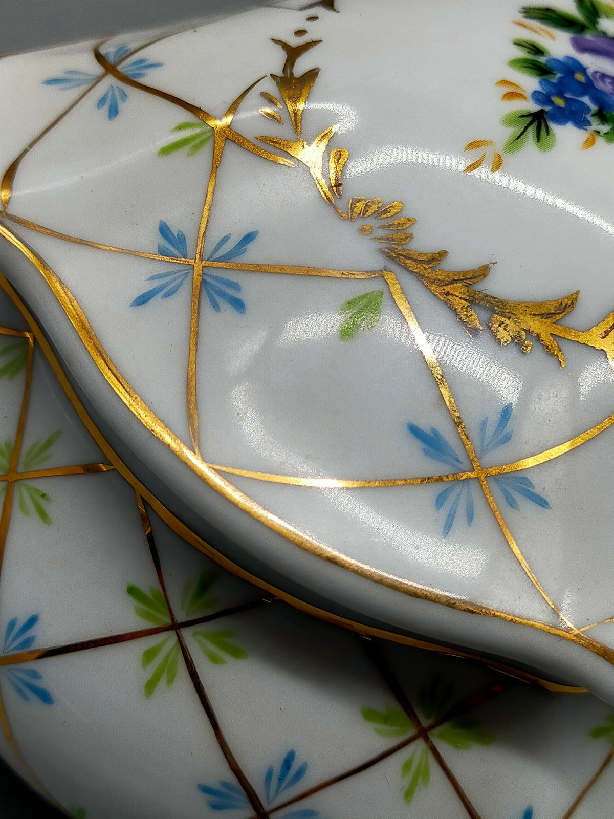 Handbemalte MO Porzellan Dose mit Goldstaffierung und Blumenmotiv