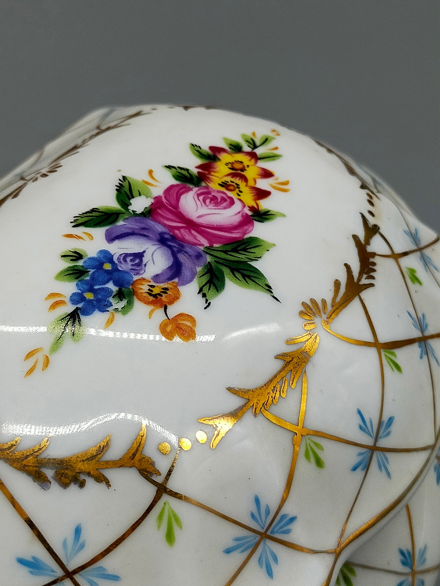 Handbemalte MO Porzellan Dose mit Goldstaffierung und Blumenmotiv