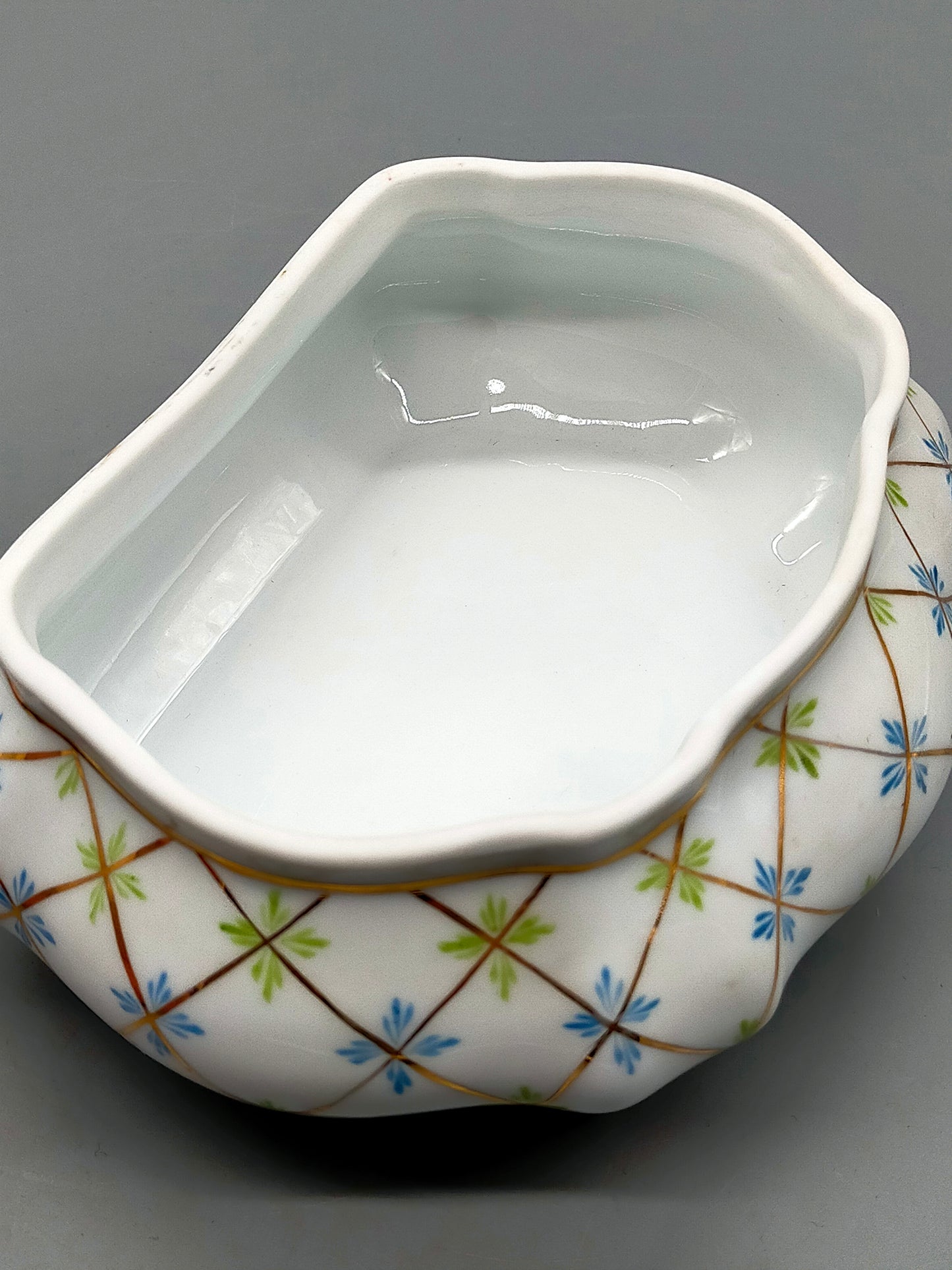 Handbemalte MO Porzellan Dose mit Goldstaffierung und Blumenmotiv