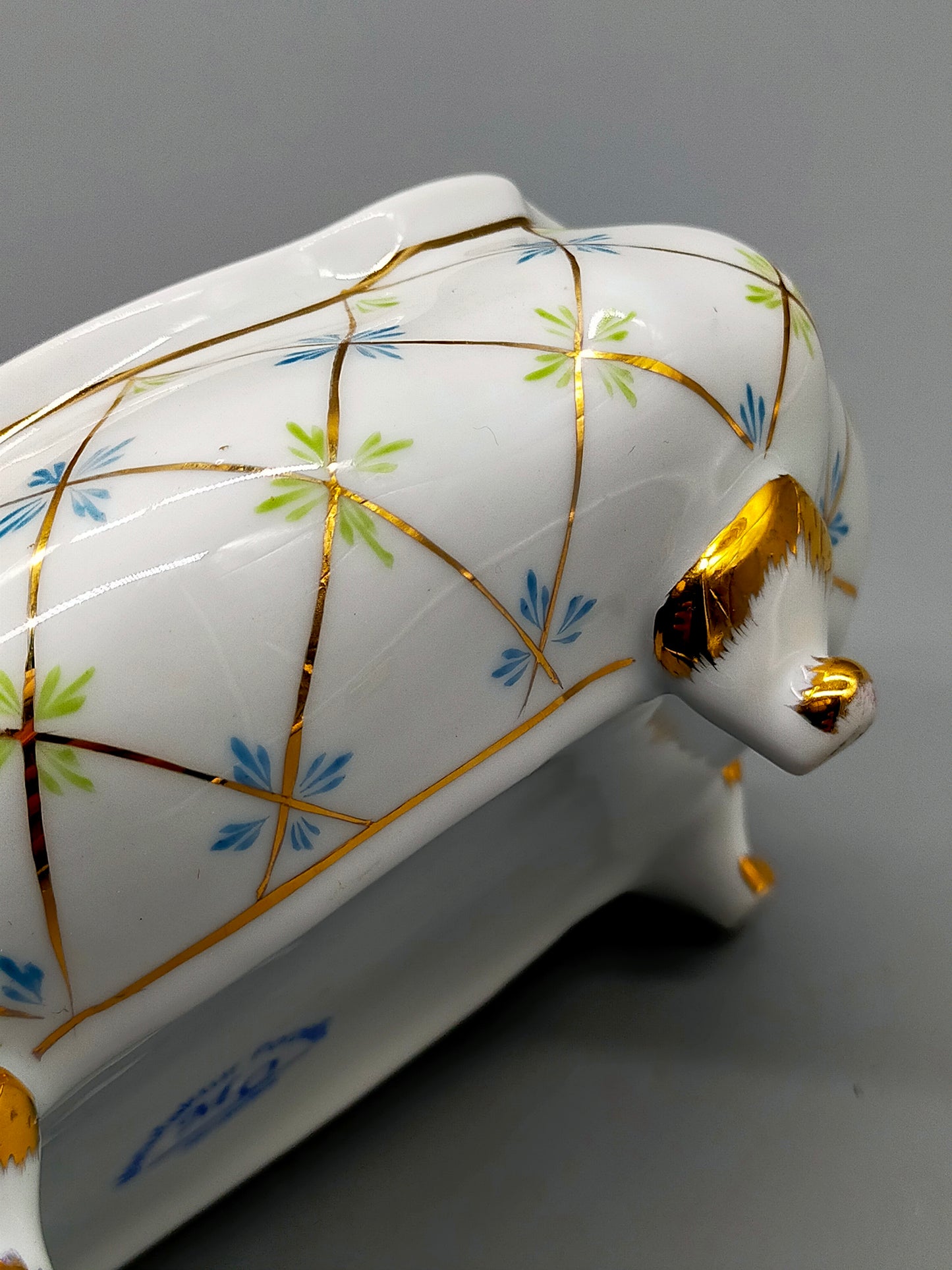 Handbemalte MO Porzellan Dose mit Goldstaffierung und Blumenmotiv