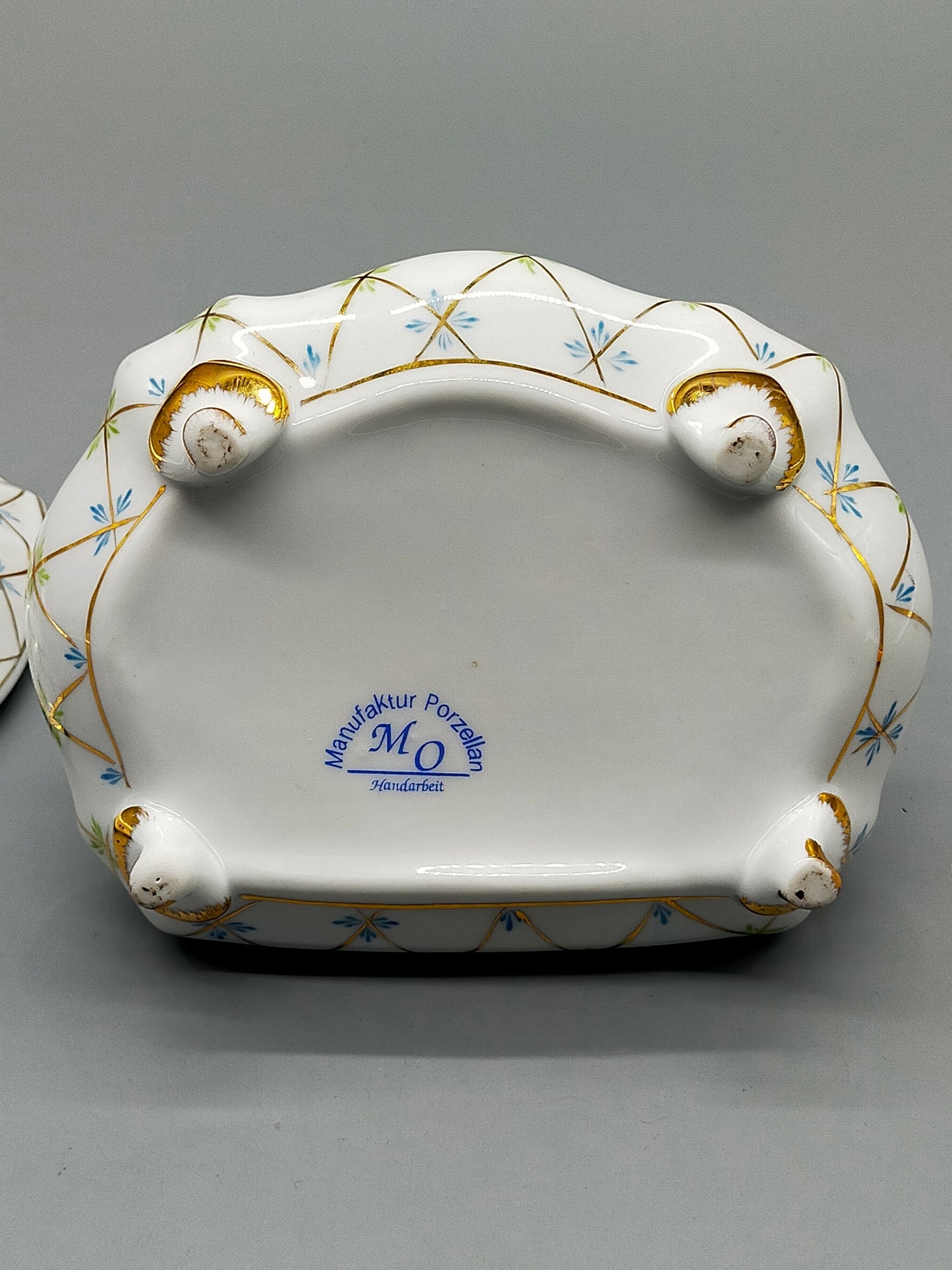 Handbemalte MO Porzellan Dose mit Goldstaffierung und Blumenmotiv