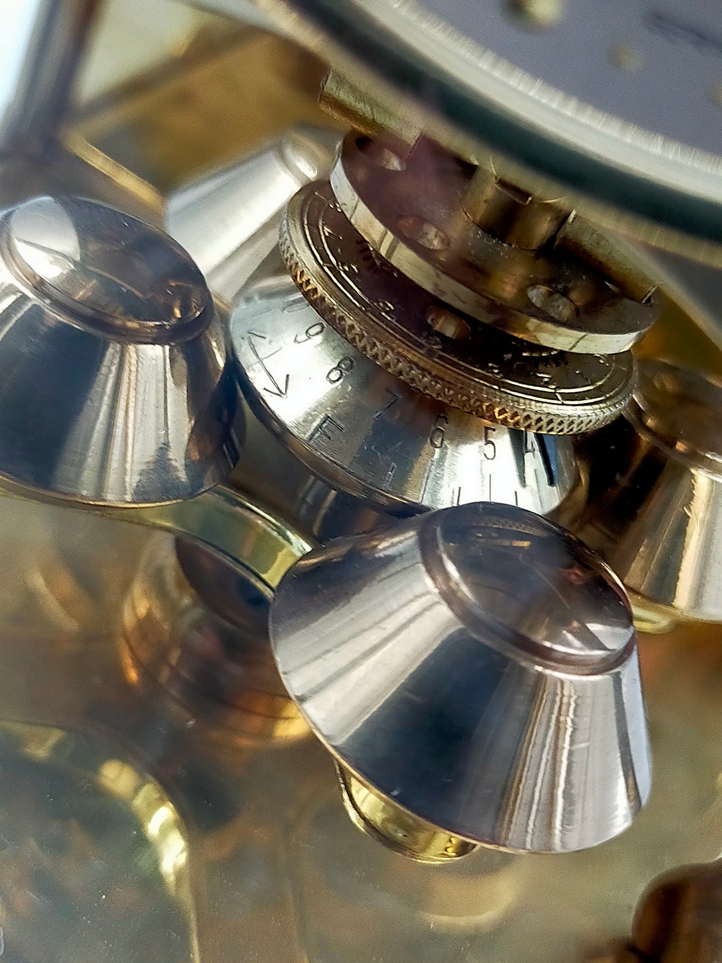 Edle Schatz 400 Tage Tischuhr – Mechanische Präzision im Messinggehäuse