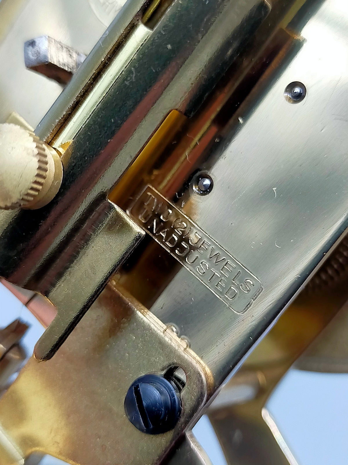 Edle Schatz 400 Tage Tischuhr – Mechanische Präzision im Messinggehäuse
