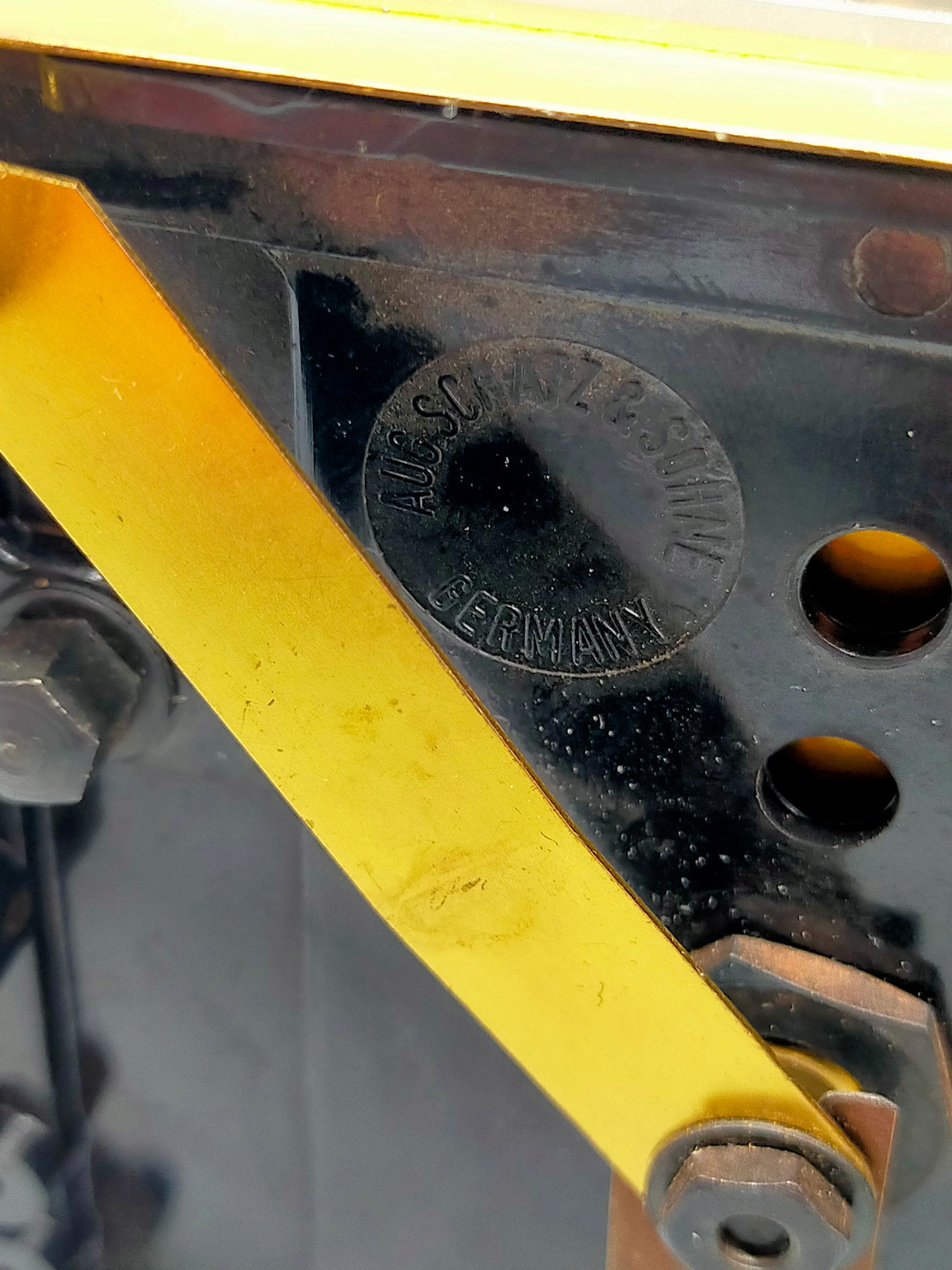 Edle Schatz 400 Tage Tischuhr – Mechanische Präzision im Messinggehäuse