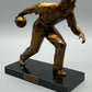 Dekorative Sportler Skulptur Bowler auf Marmorsockel mit Widmung