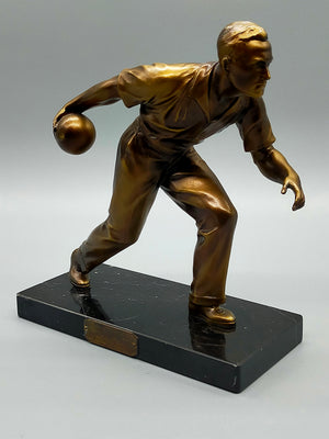 Dekorative Sportler Skulptur Bowler auf Marmorsockel mit Widmung