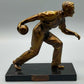 Dekorative Sportler Skulptur Bowler auf Marmorsockel mit Widmung