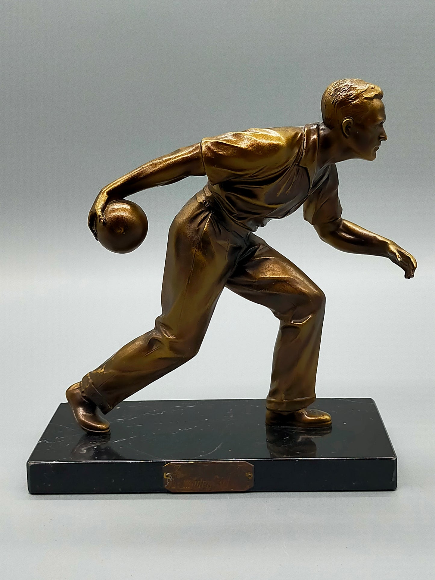 Dekorative Sportler Skulptur Bowler auf Marmorsockel mit Widmung