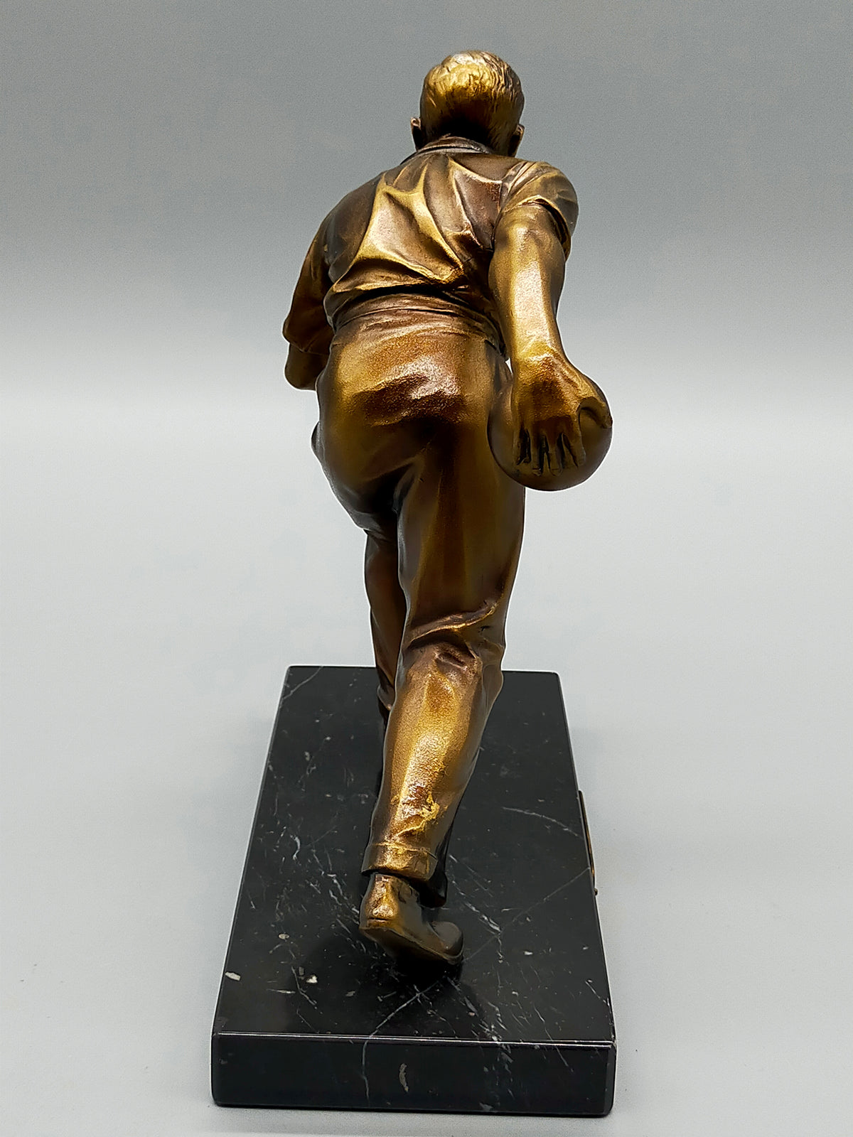 Dekorative Sportler Skulptur Bowler auf Marmorsockel mit Widmung