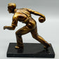 Dekorative Sportler Skulptur Bowler auf Marmorsockel mit Widmung