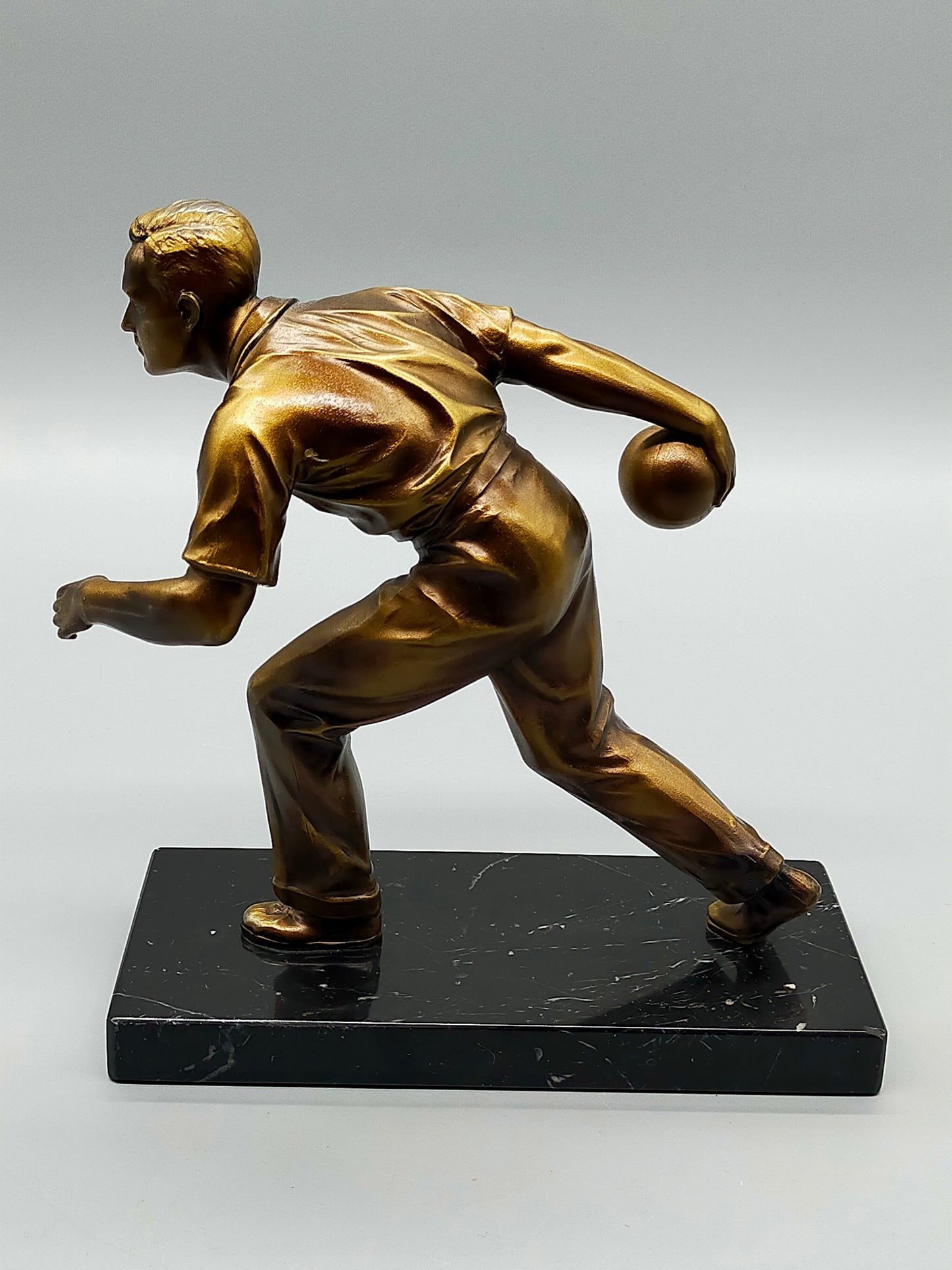Dekorative Sportler Skulptur Bowler auf Marmorsockel mit Widmung