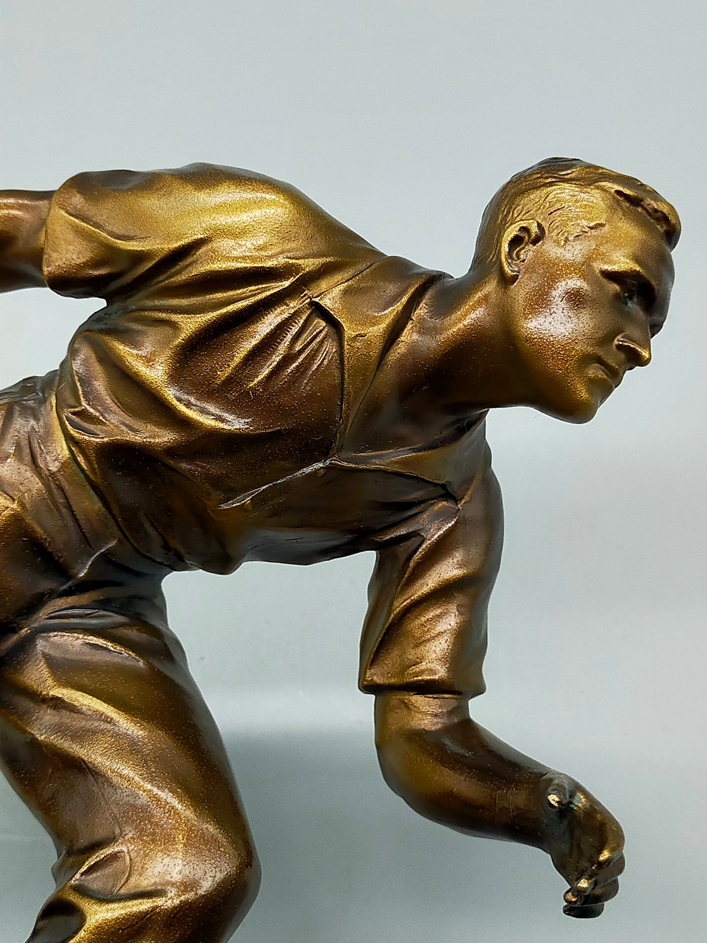 Dekorative Sportler Skulptur Bowler auf Marmorsockel mit Widmung
