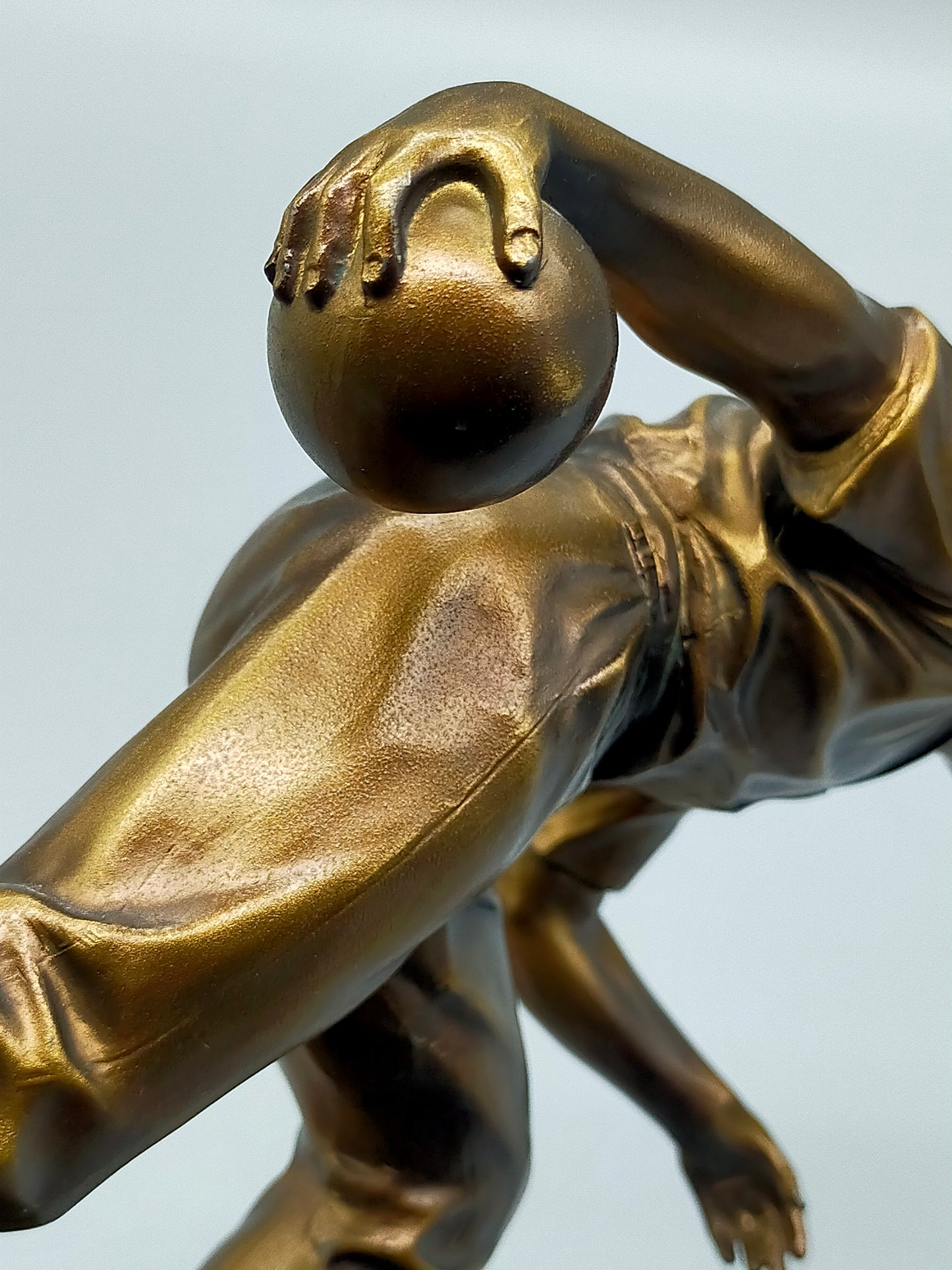 Dekorative Sportler Skulptur Bowler auf Marmorsockel mit Widmung