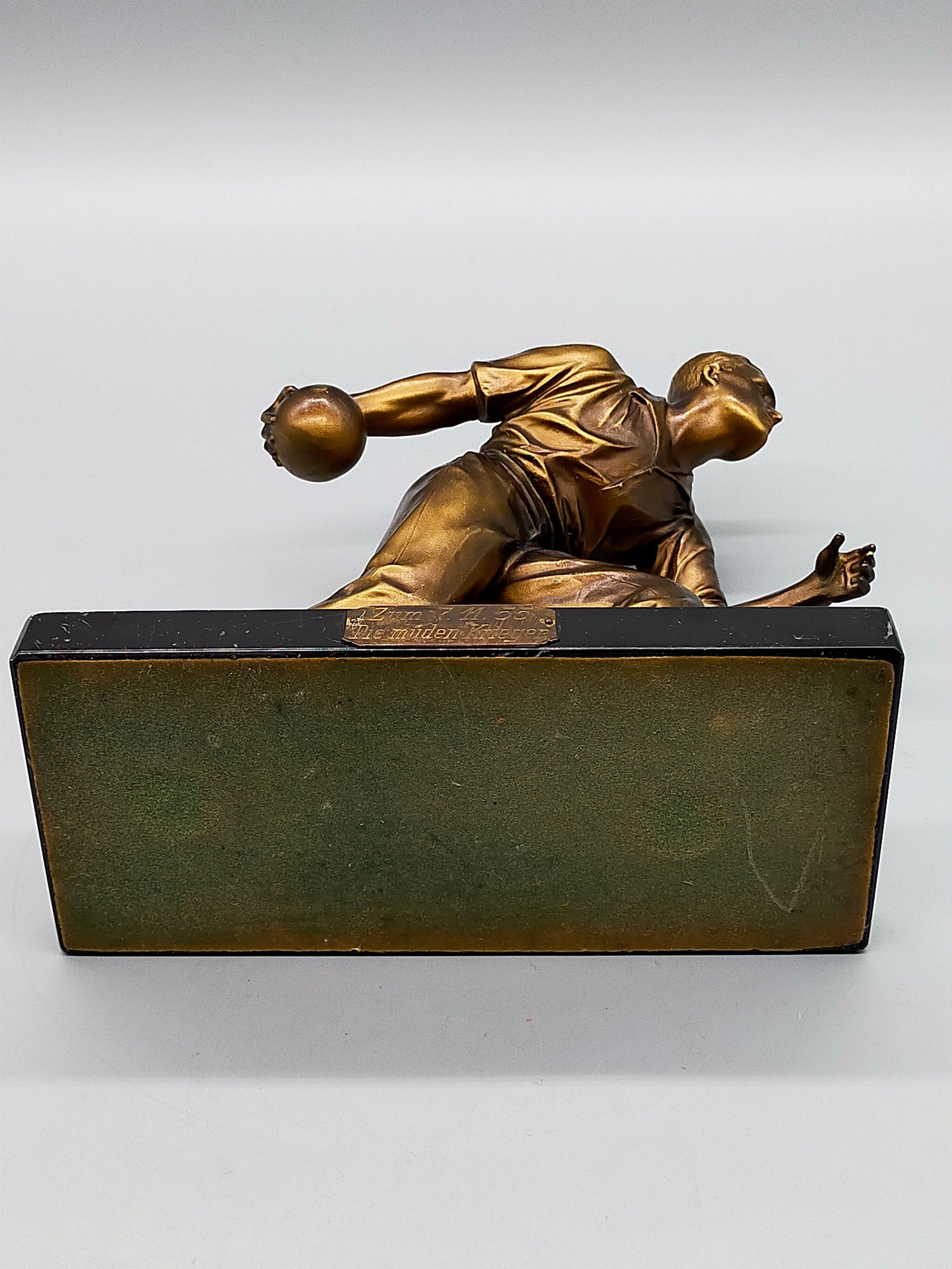 Dekorative Sportler Skulptur Bowler auf Marmorsockel mit Widmung