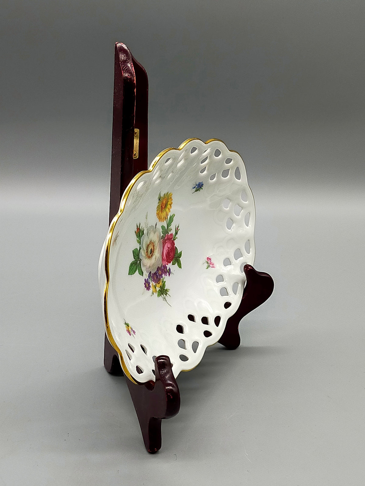 Elegante Bareuther Porzellan Schale – Durchbrochener Rand mit Blumenbukett