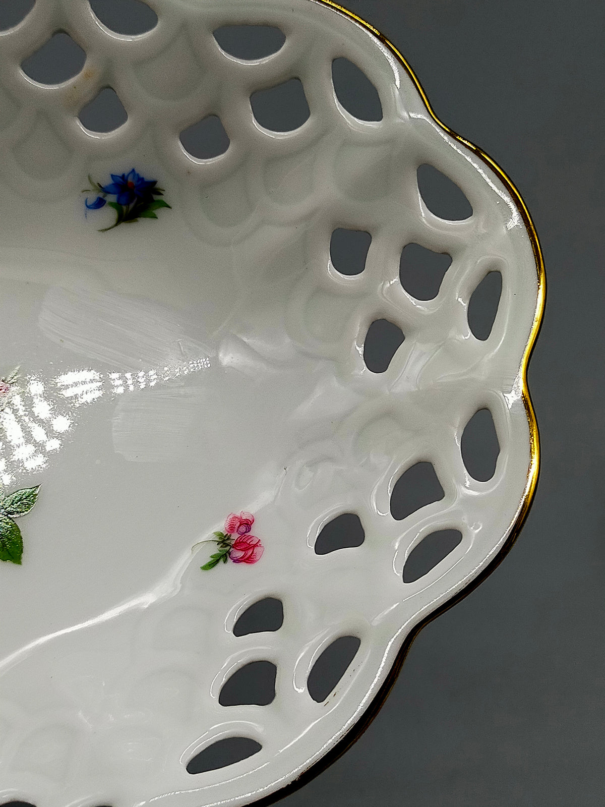 Elegante Bareuther Porzellan Schale – Durchbrochener Rand mit Blumenbukett