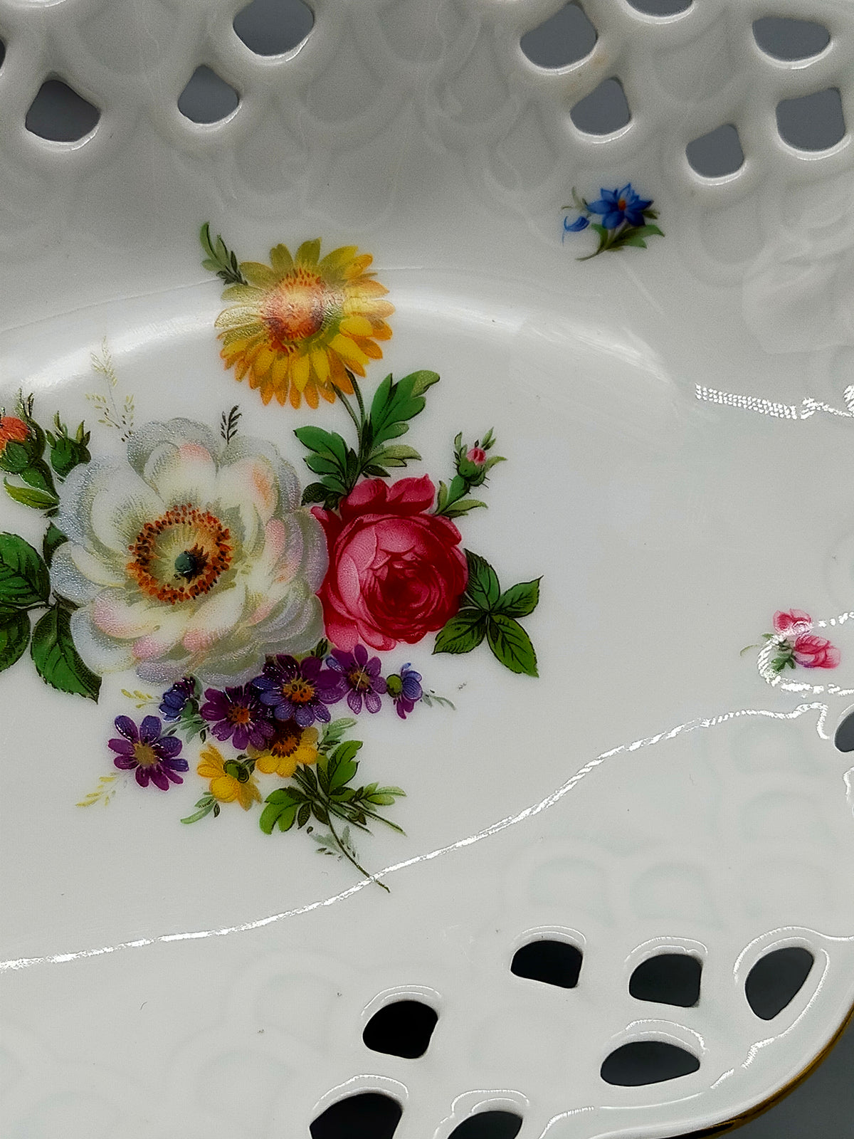 Elegante Bareuther Porzellan Schale – Durchbrochener Rand mit Blumenbukett