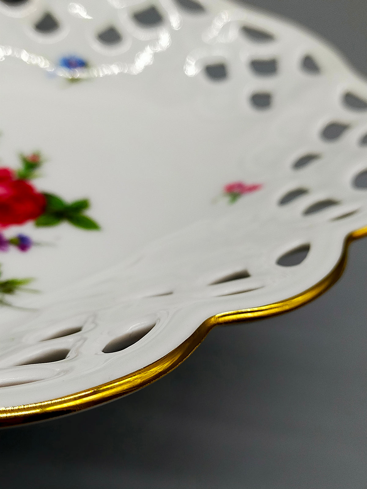 Elegante Bareuther Porzellan Schale – Durchbrochener Rand mit Blumenbukett
