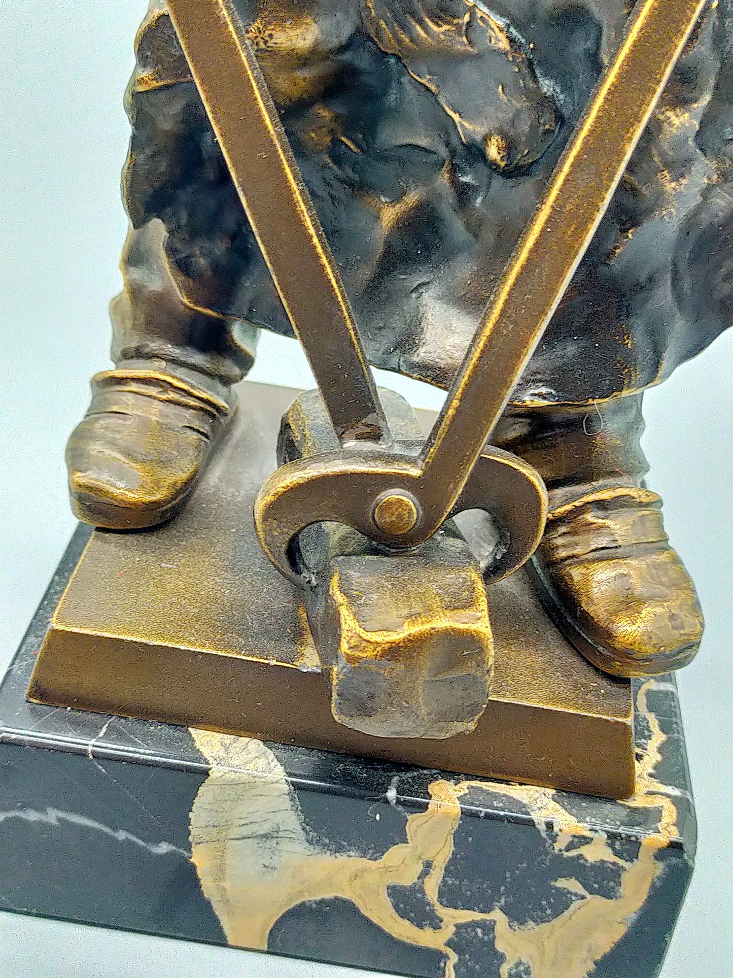 Antike Skulptur – Schmied mit Amboss auf Marmorsockel