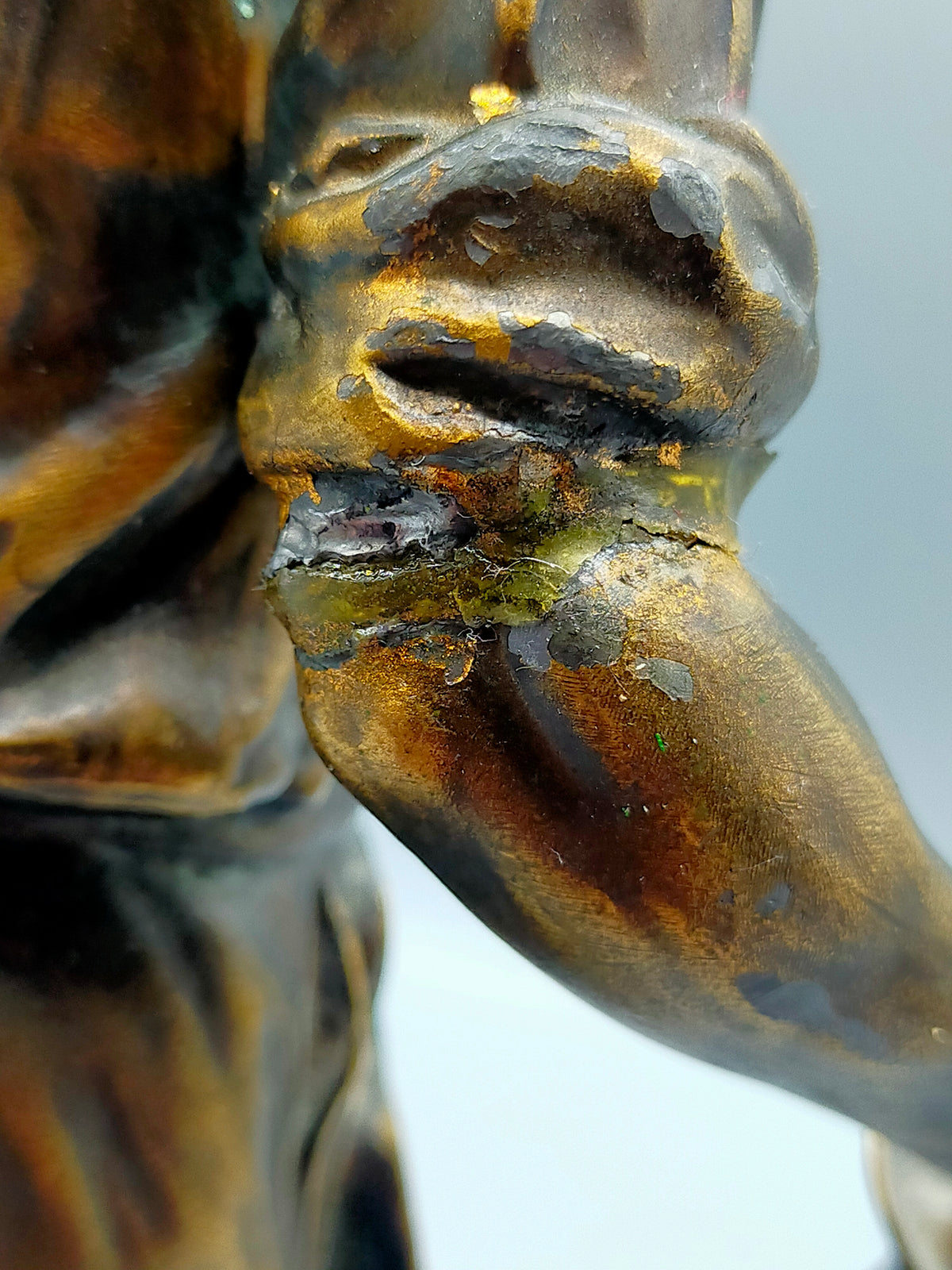 Antike Skulptur – Schmied mit Amboss auf Marmorsockel