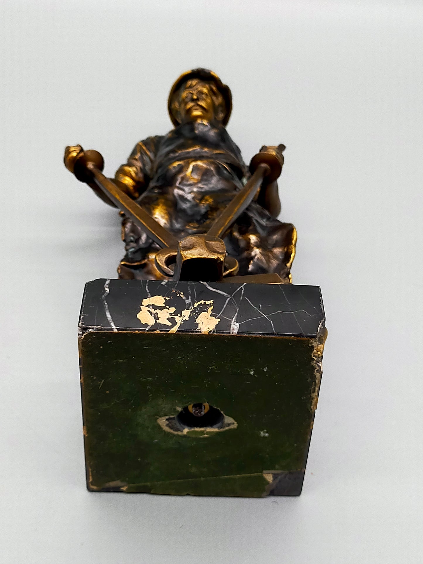 Antike Skulptur – Schmied mit Amboss auf Marmorsockel