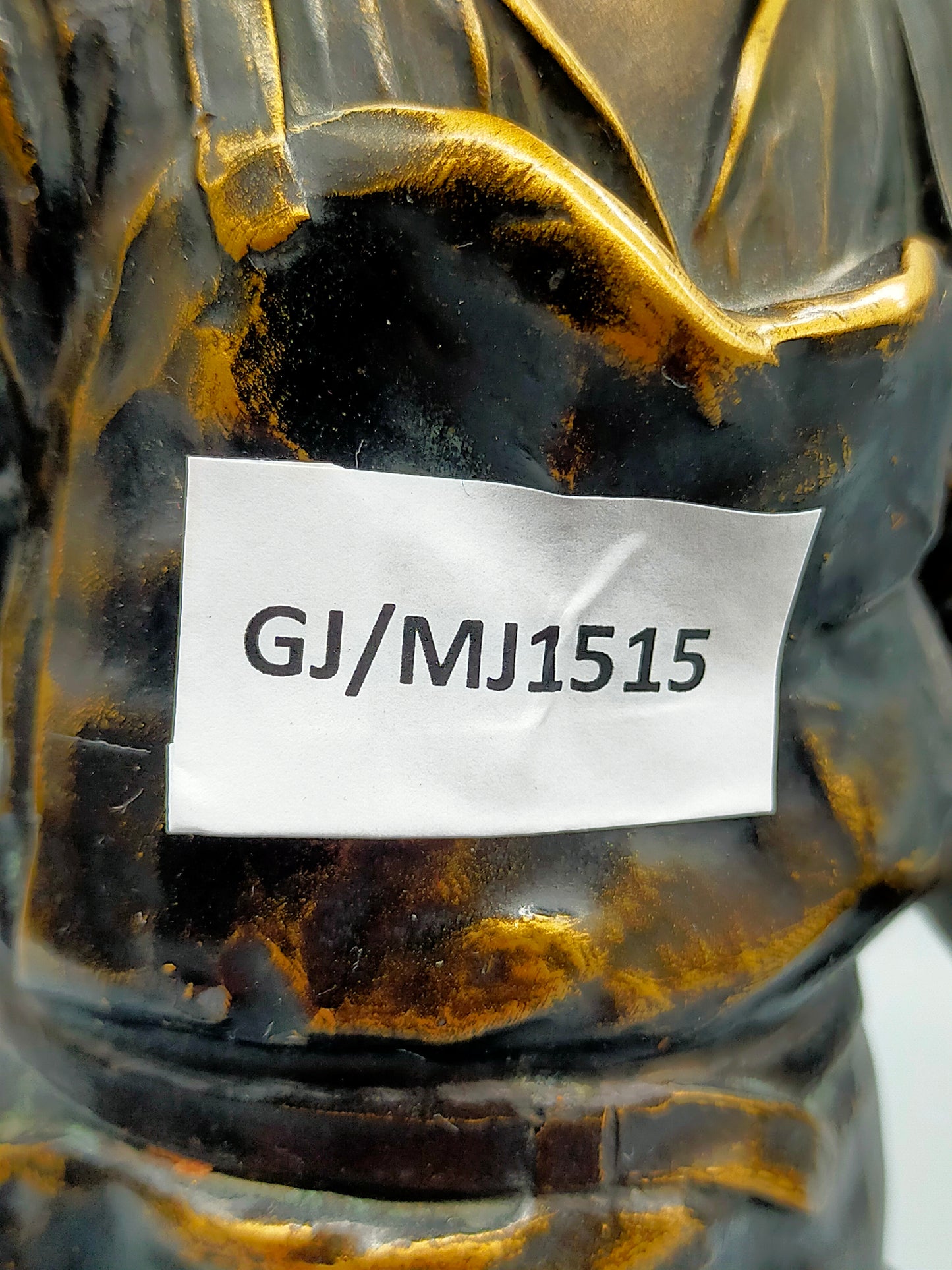 Antike Skulptur – Schmied mit Amboss auf Marmorsockel