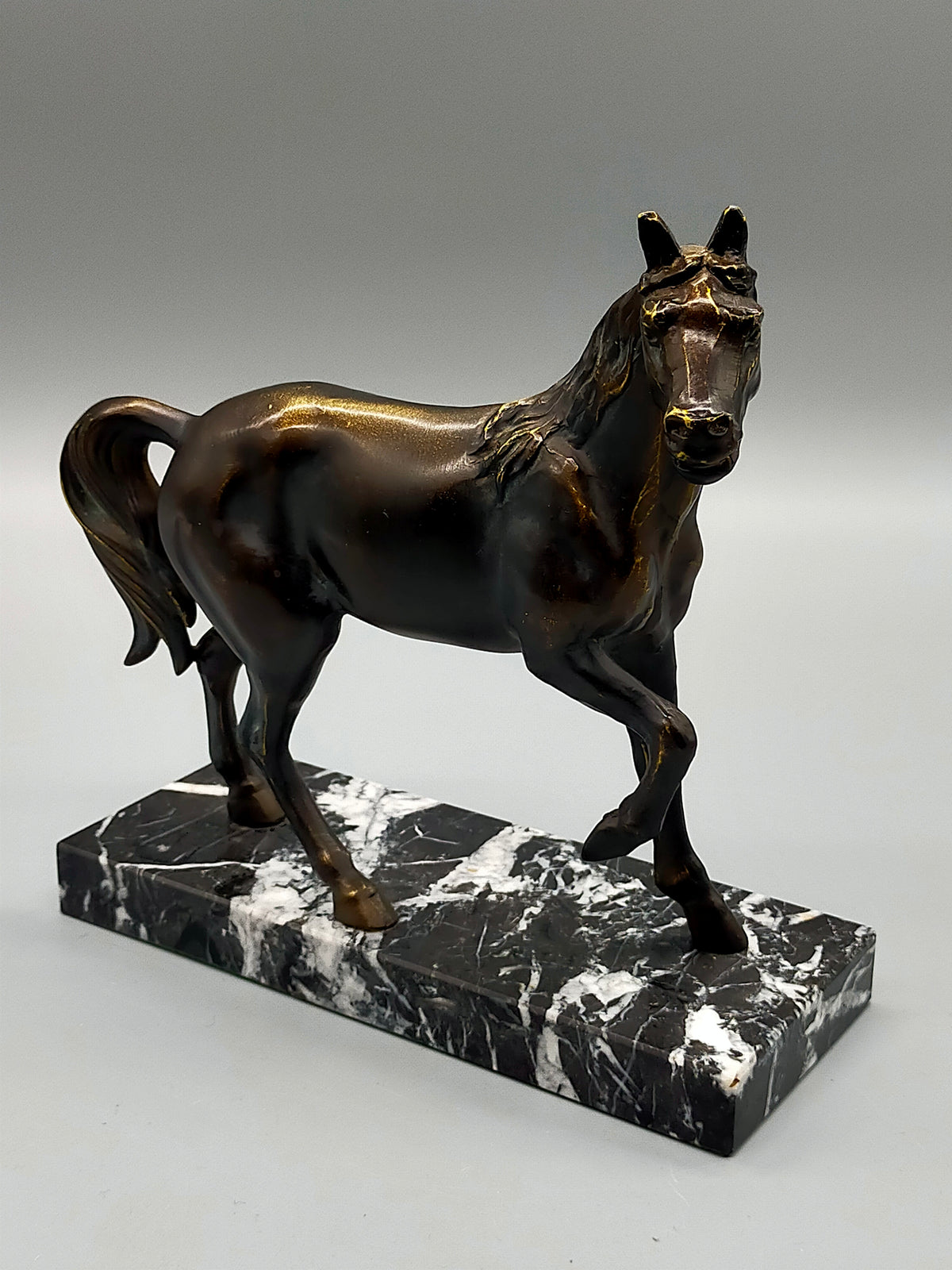 Elegante Bronze Skulptur – Edles Pferd auf Marmorsockel