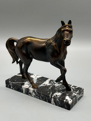 Elegante Bronze Skulptur – Edles Pferd auf Marmorsockel