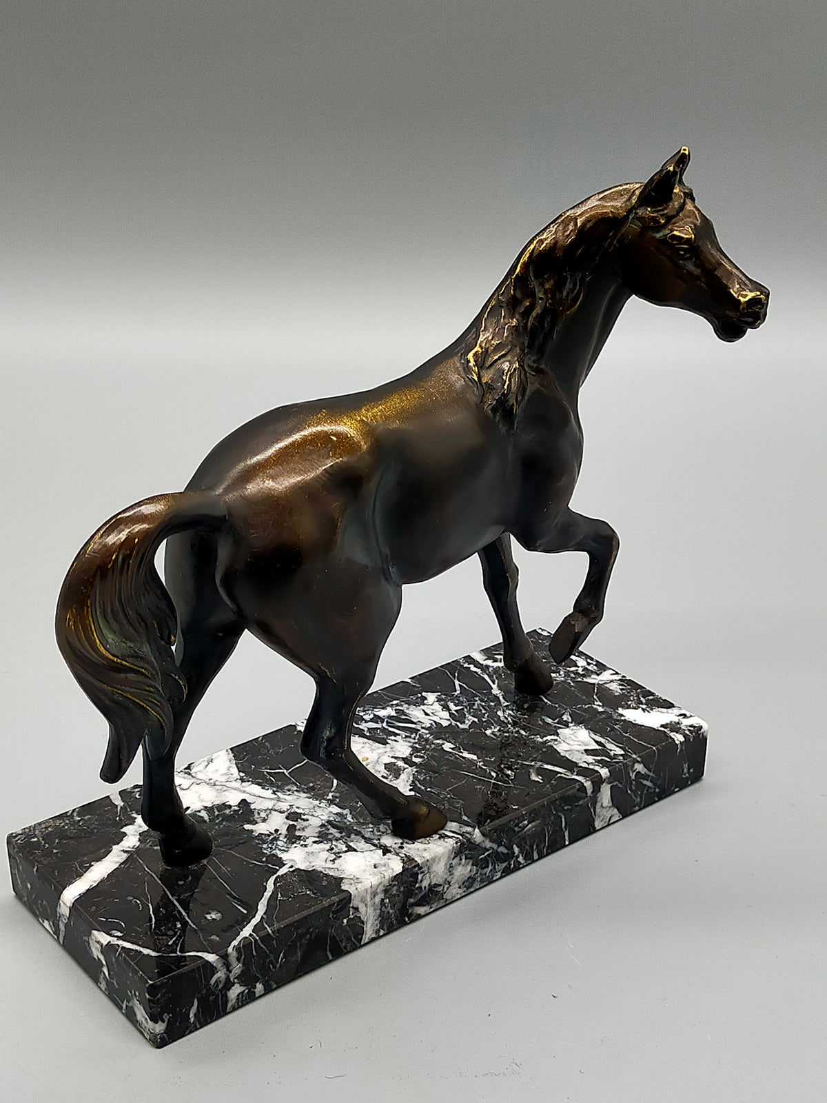 Elegante Bronze Skulptur – Edles Pferd auf Marmorsockel