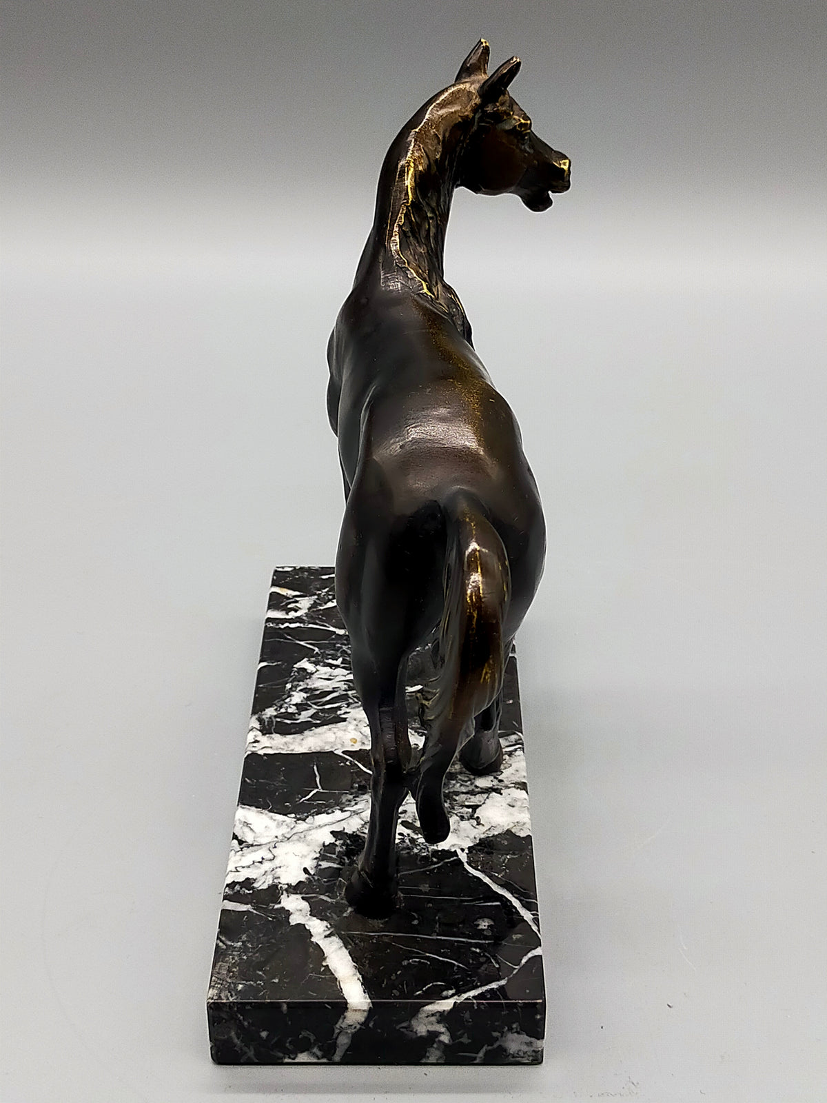 Elegante Bronze Skulptur – Edles Pferd auf Marmorsockel