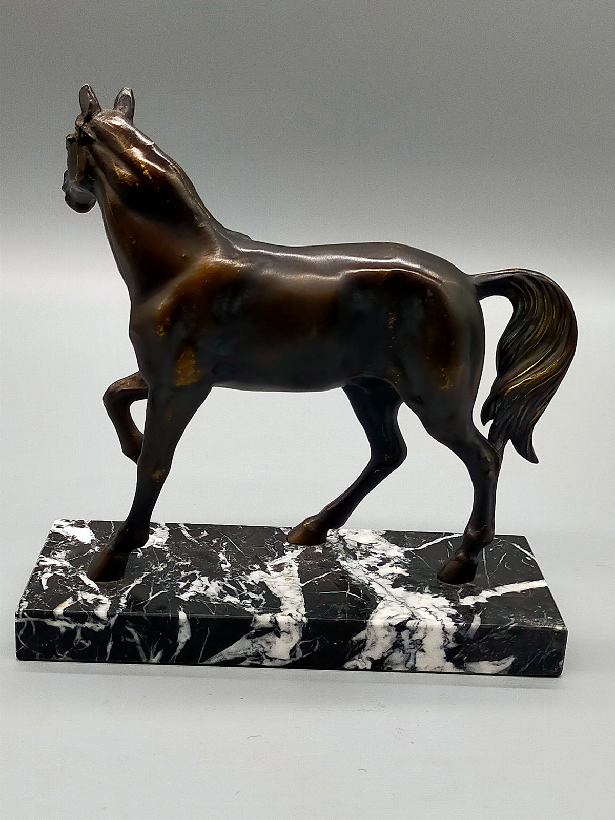 Elegante Bronze Skulptur – Edles Pferd auf Marmorsockel
