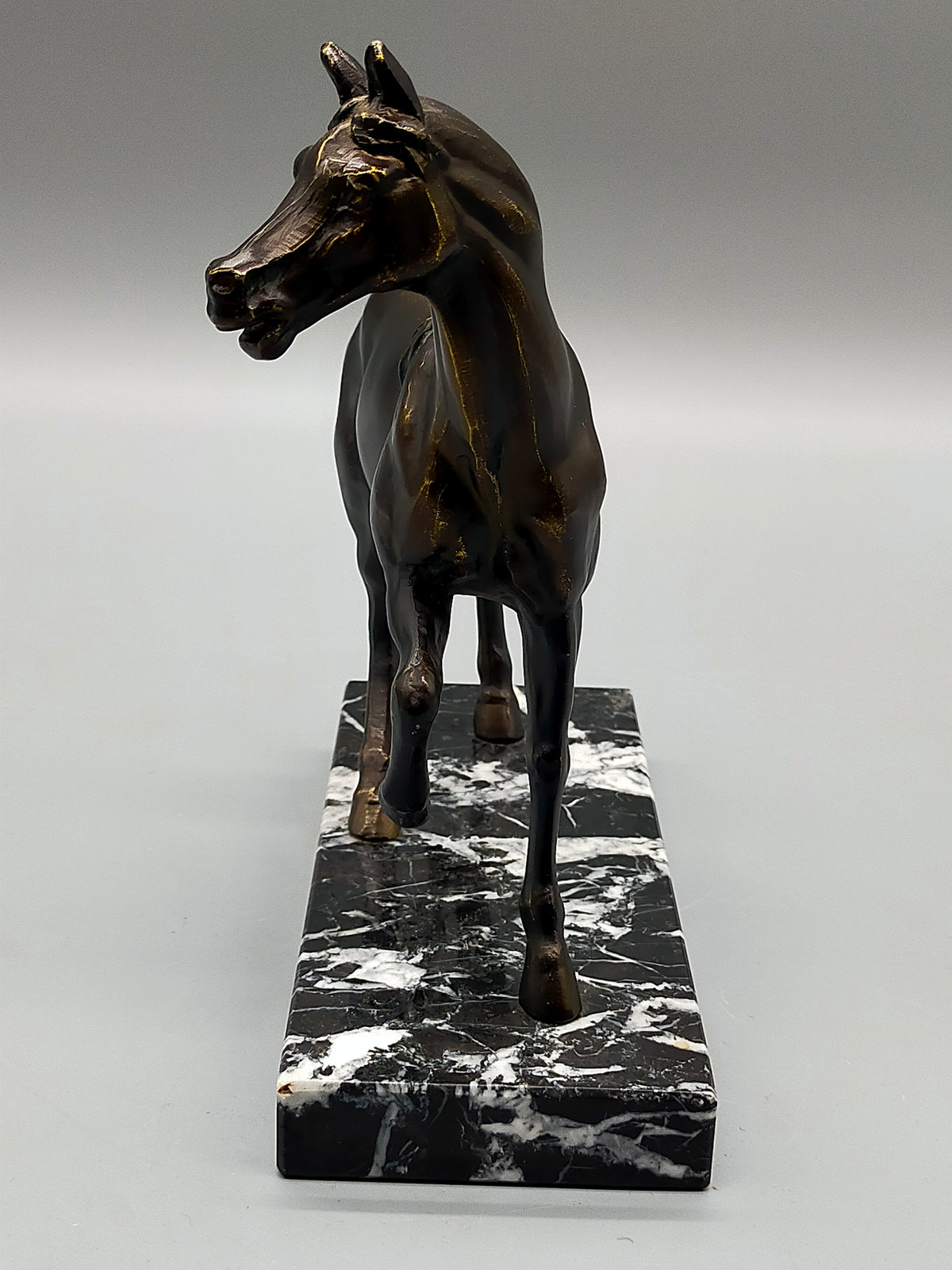 Elegante Bronze Skulptur – Edles Pferd auf Marmorsockel