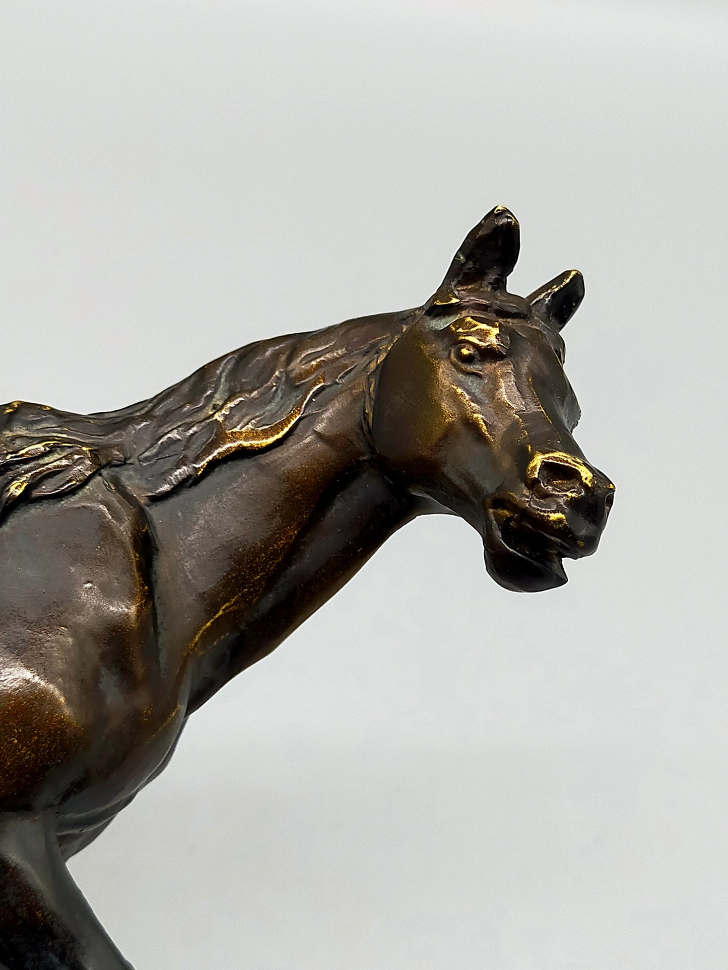 Elegante Bronze Skulptur – Edles Pferd auf Marmorsockel
