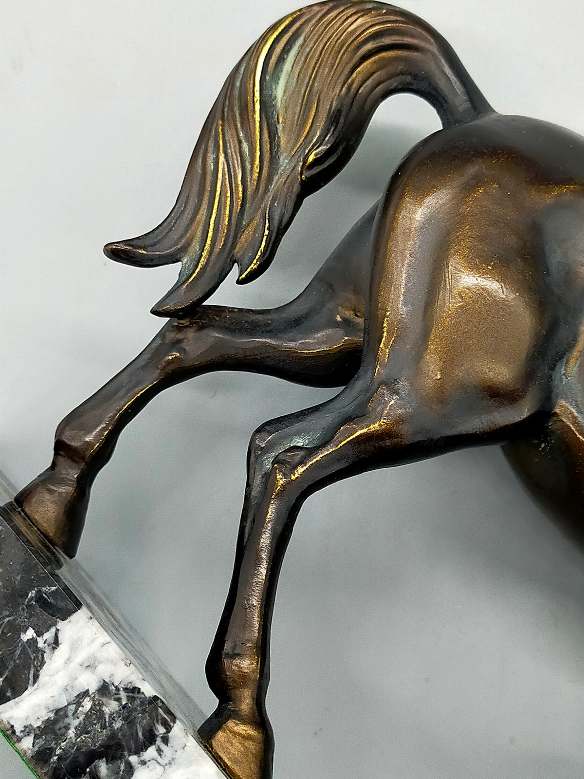 Elegante Bronze Skulptur – Edles Pferd auf Marmorsockel