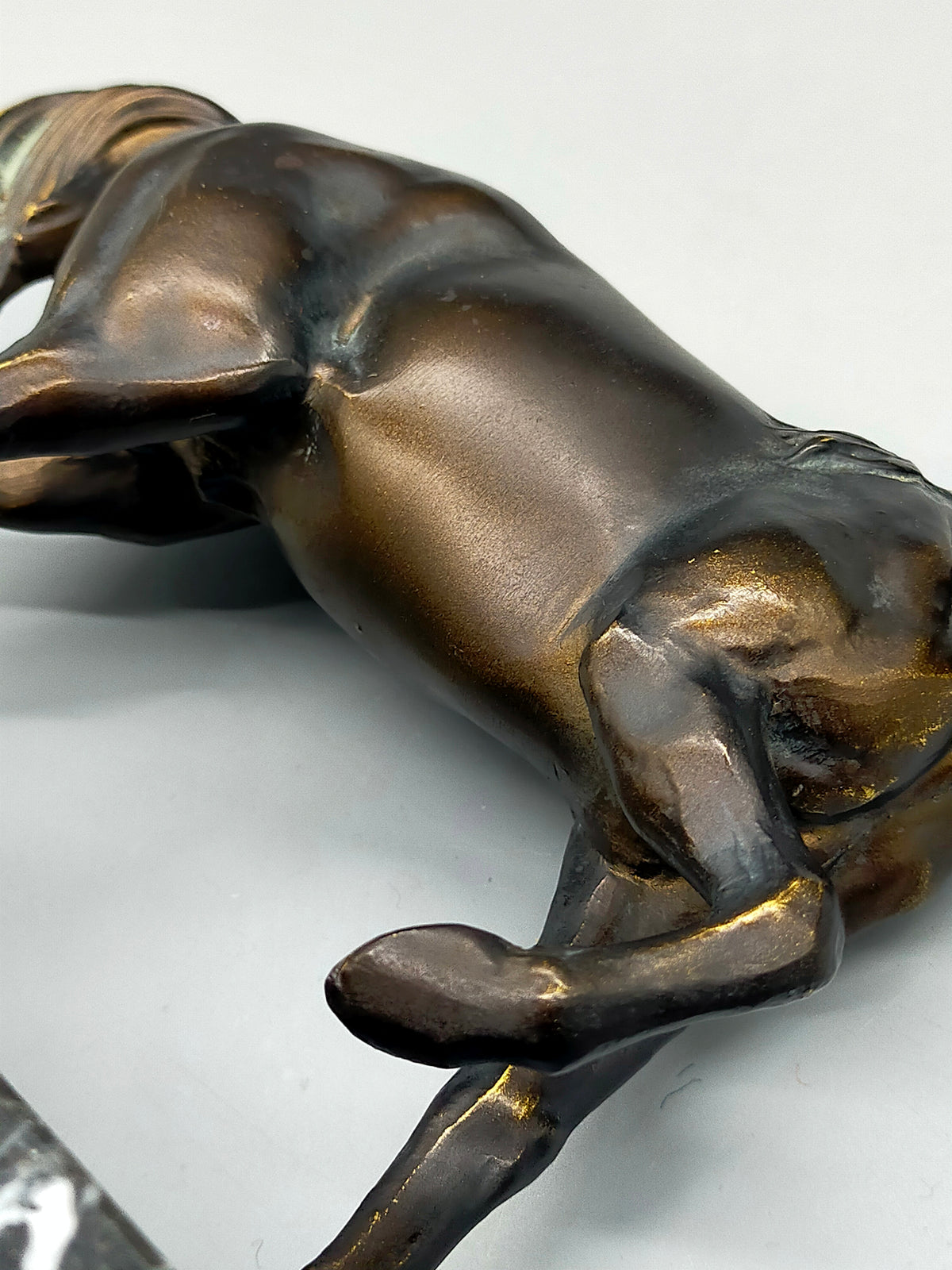 Elegante Bronze Skulptur – Edles Pferd auf Marmorsockel