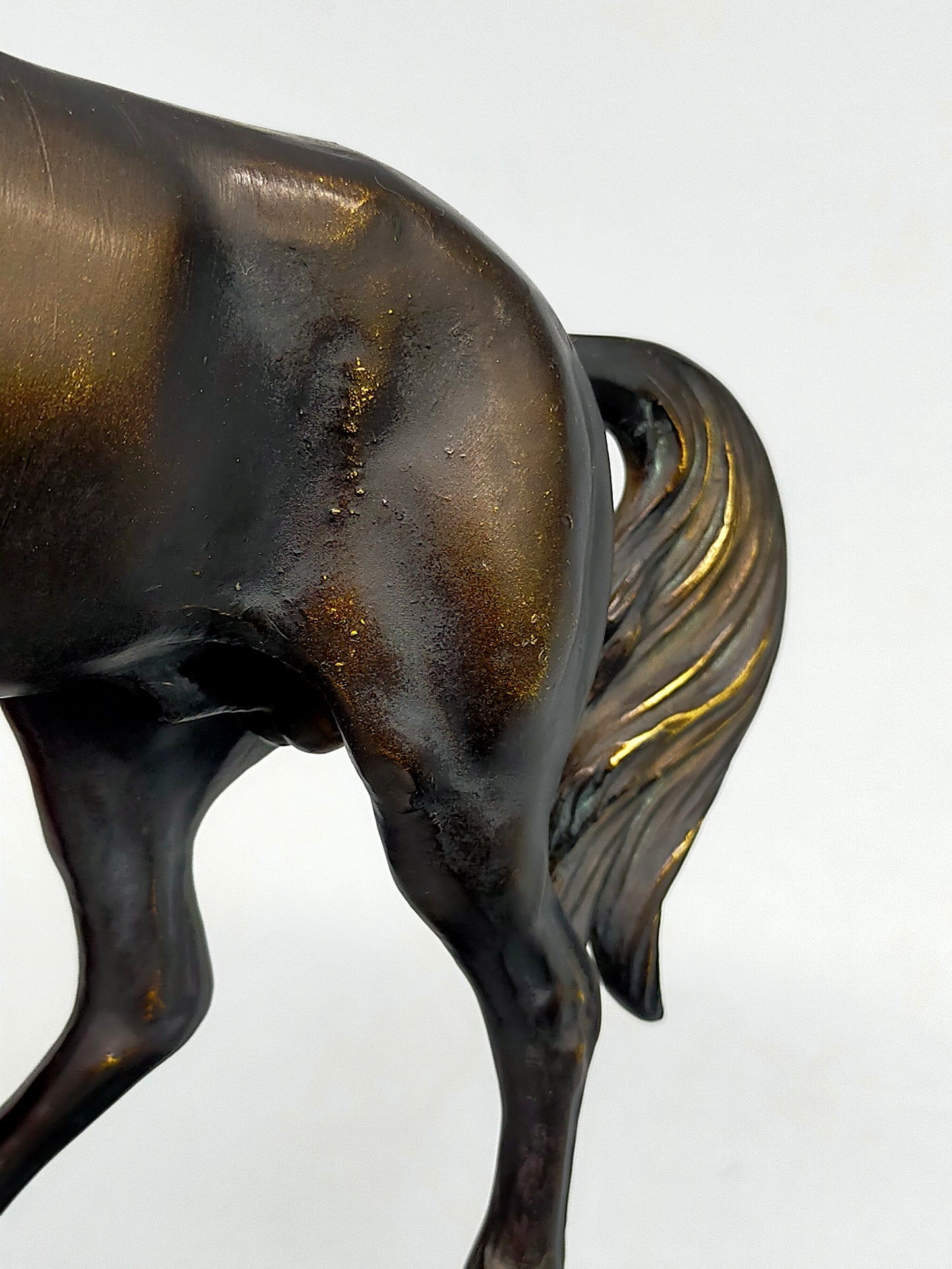 Elegante Bronze Skulptur – Edles Pferd auf Marmorsockel