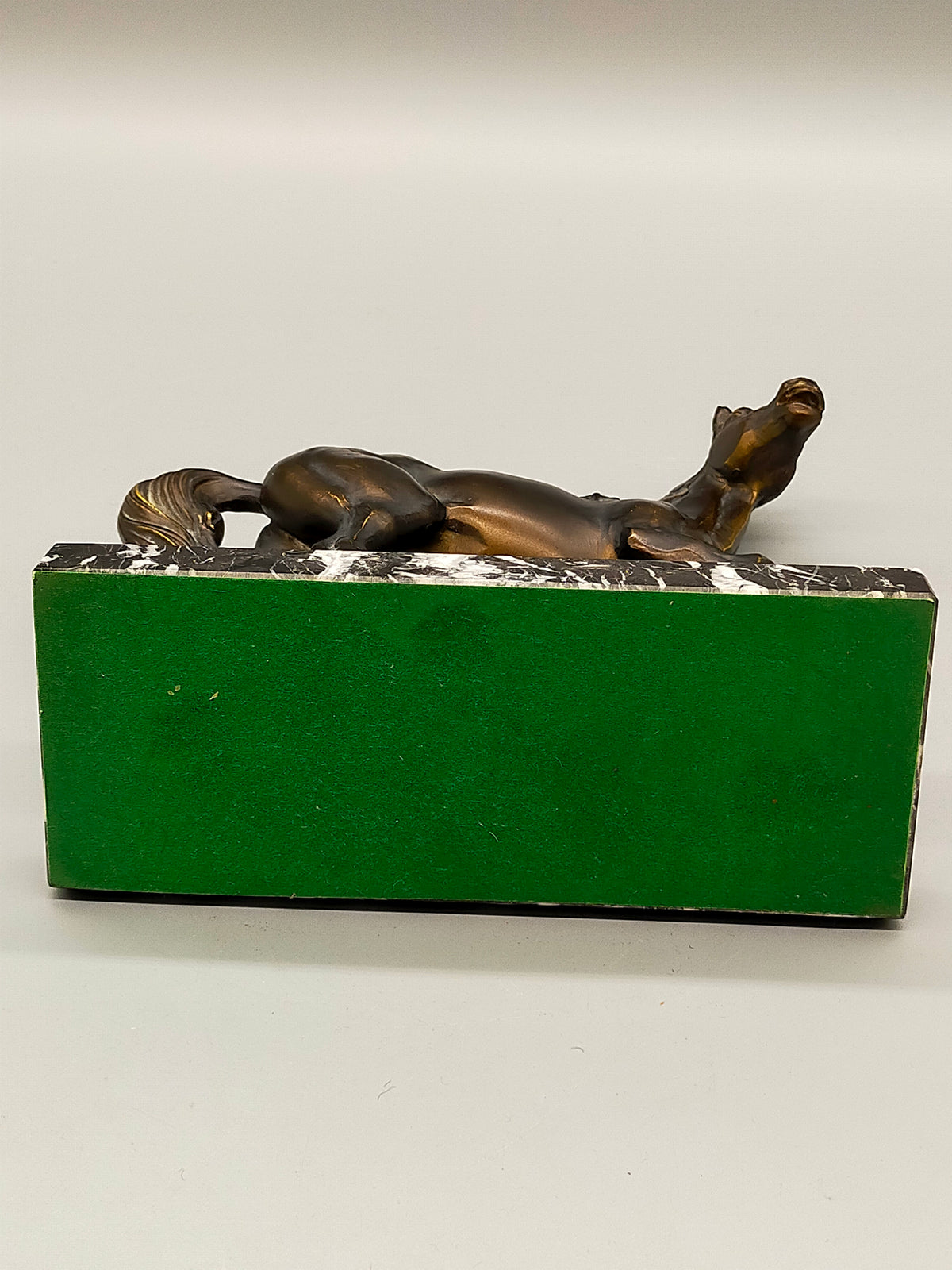 Elegante Bronze Skulptur – Edles Pferd auf Marmorsockel