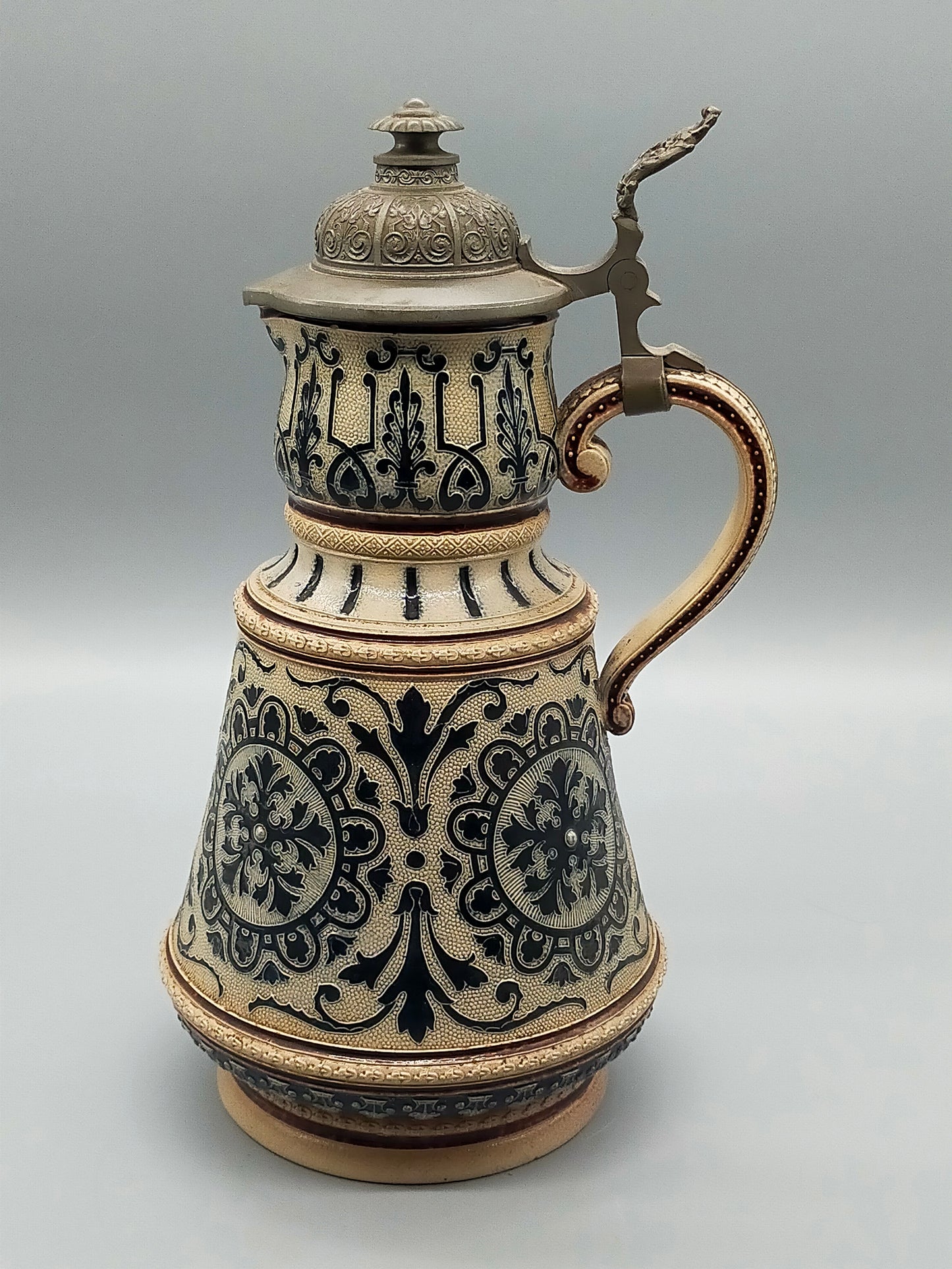 Antiker Westerwald Steinzeug Bierkrug – Zinndeckel und Reliefdekor