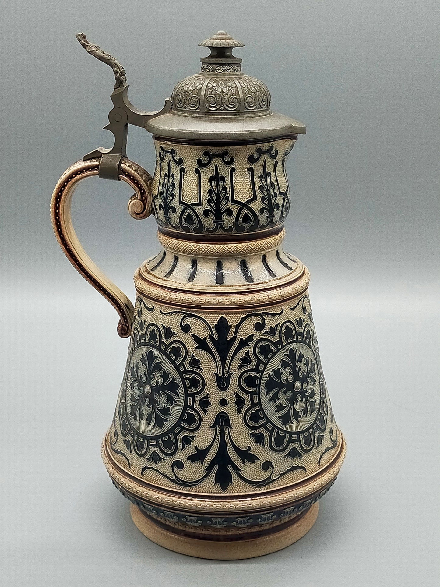 Antiker Westerwald Steinzeug Bierkrug – Zinndeckel und Reliefdekor