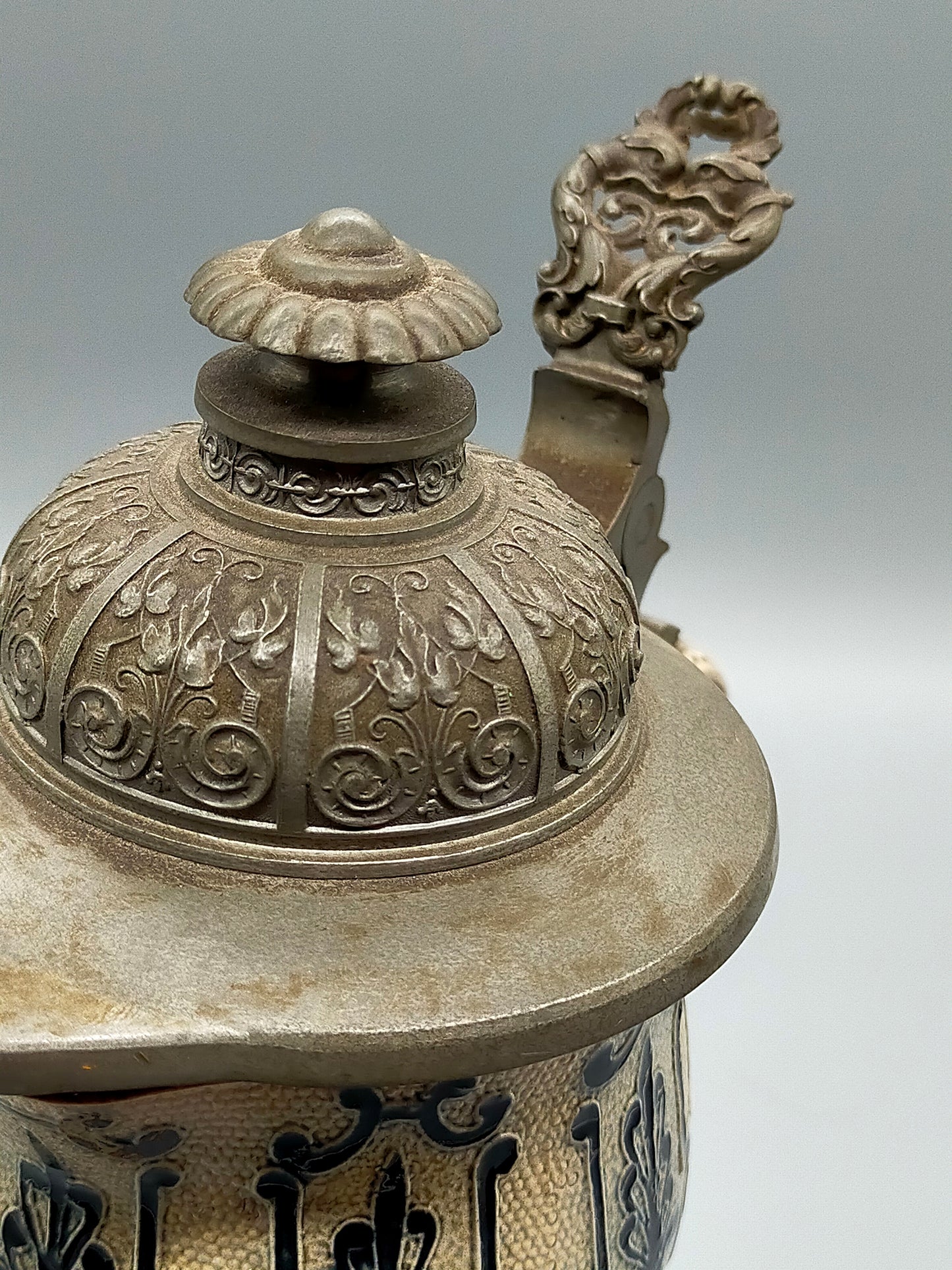 Antiker Westerwald Steinzeug Bierkrug – Zinndeckel und Reliefdekor