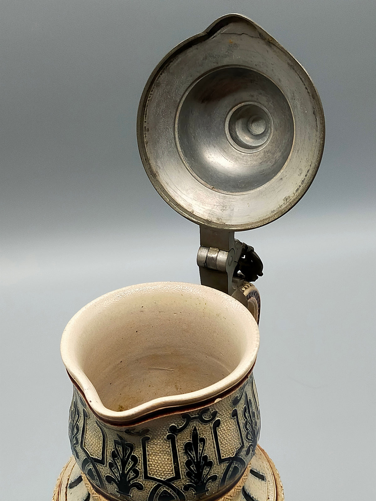 Antiker Westerwald Steinzeug Bierkrug – Zinndeckel und Reliefdekor