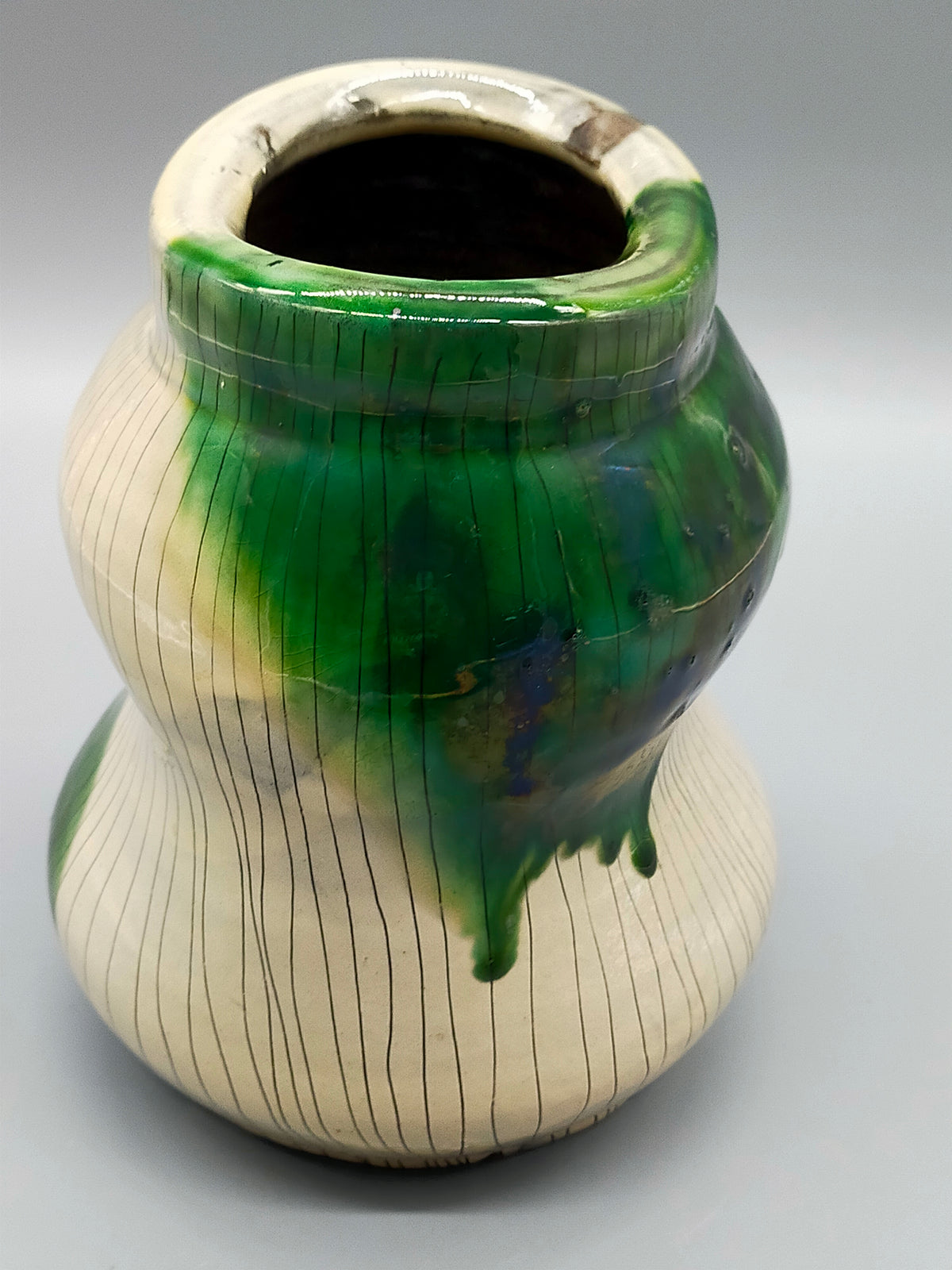 Handgefertigte Keramikvase – Glasiertes Design in Grün und Weiß